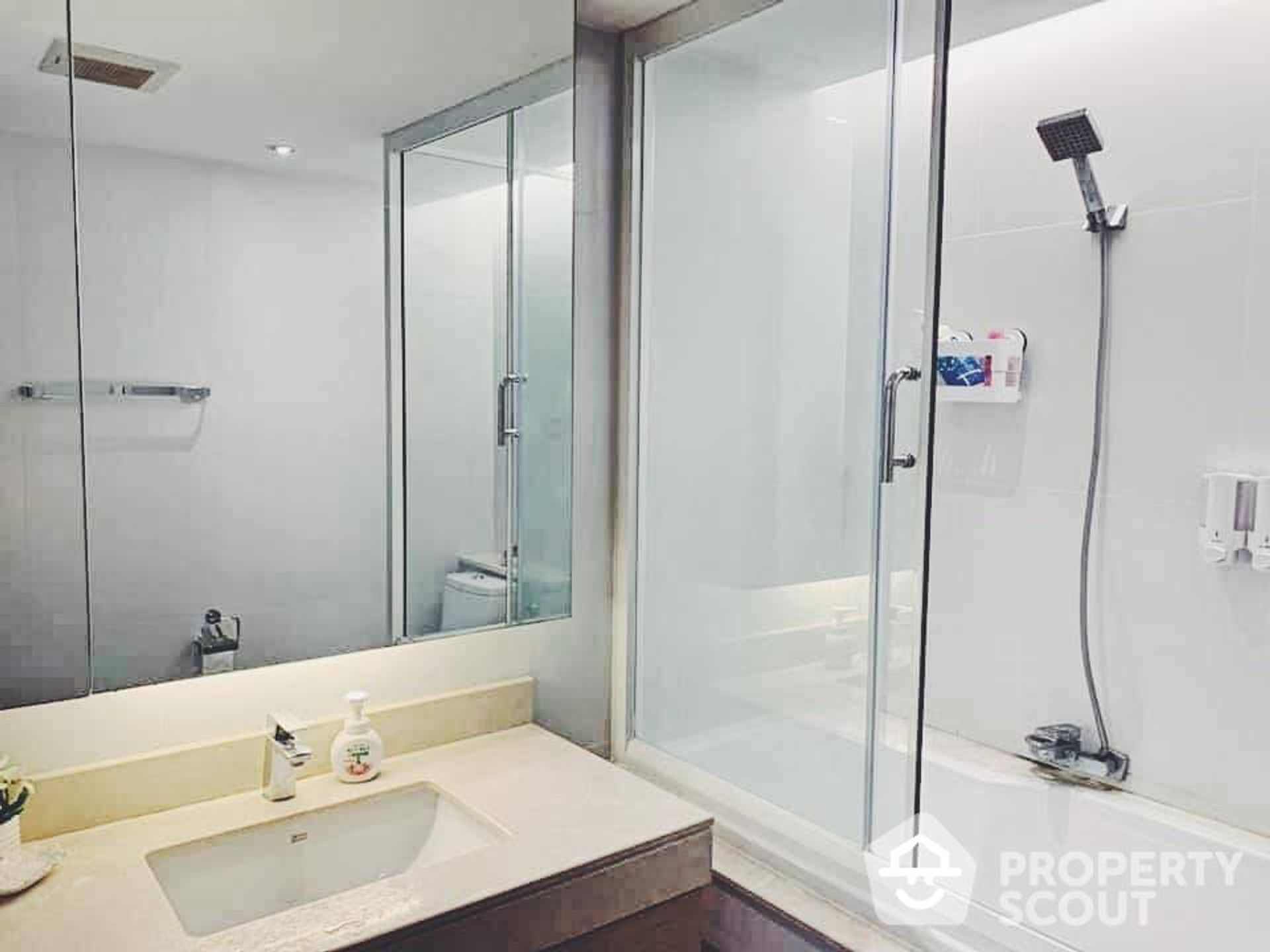 Condominium in Khlong Toei, Krung Thep Maha Nakhon 12693132