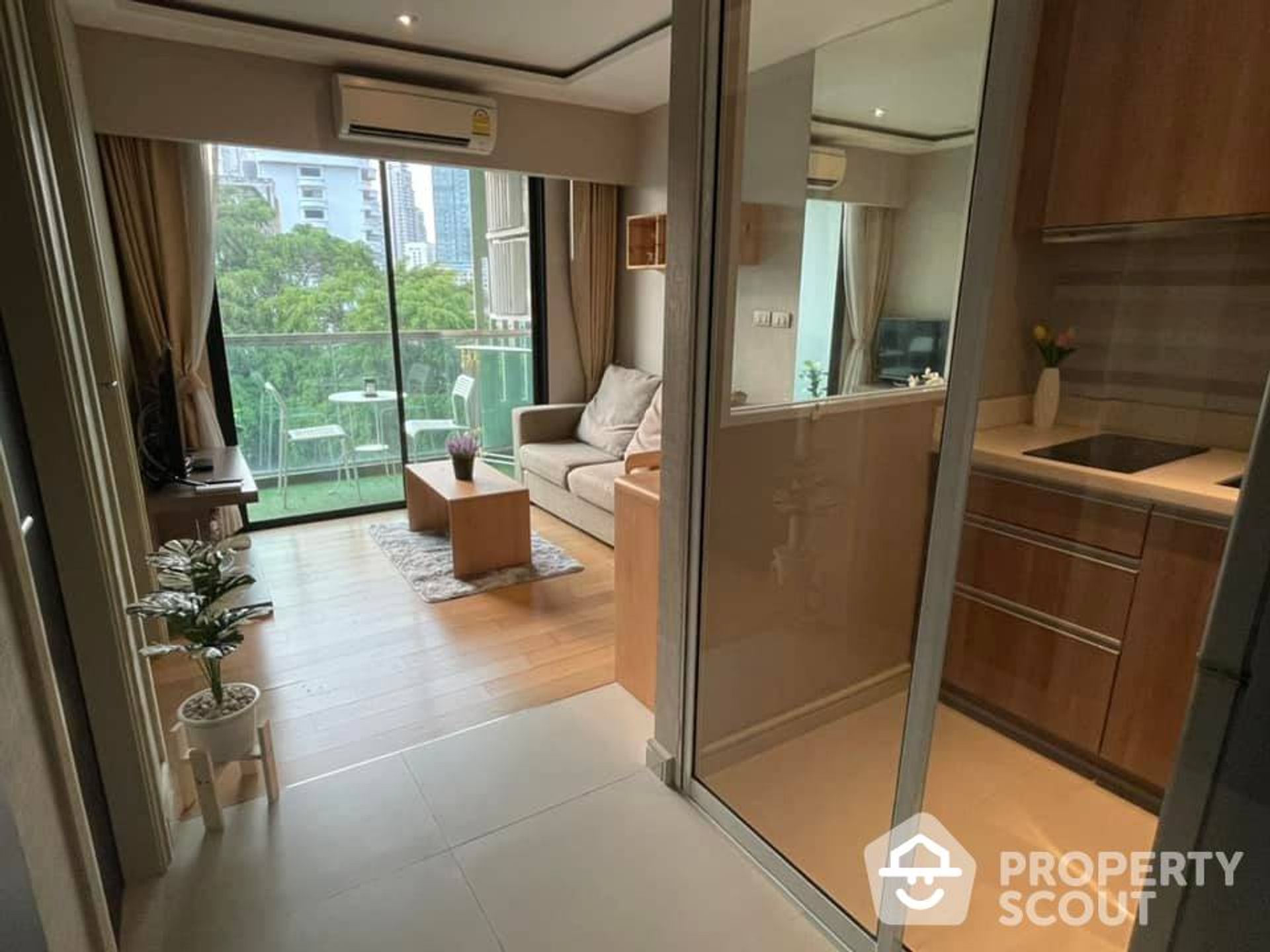 Condominium in Khlong Toei, Krung Thep Maha Nakhon 12693132