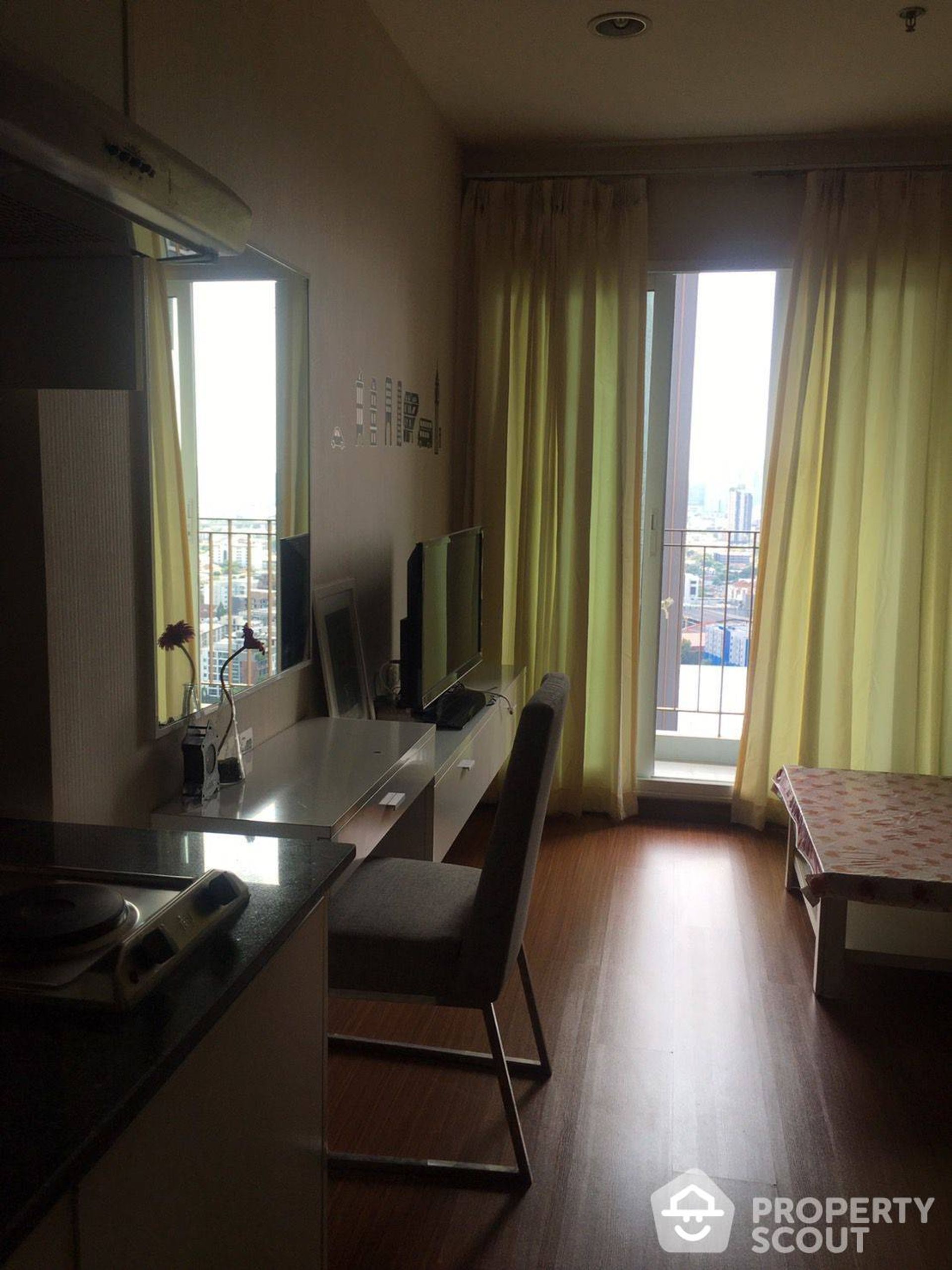 Condominium in Phra Khanong, Krung Thep Maha Nakhon 12693228