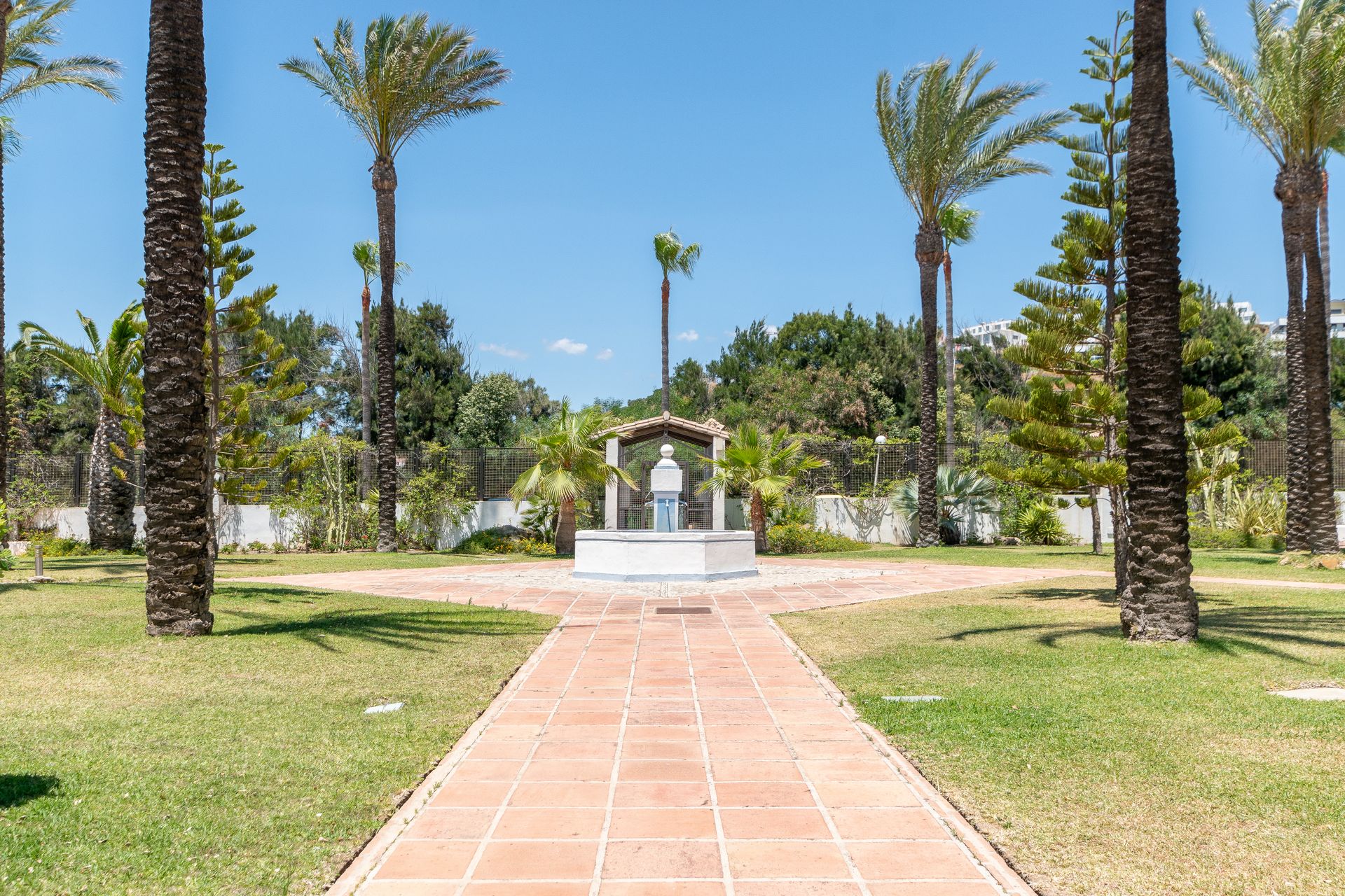 公寓 在 Casares del Mar, Andalucía 12695003