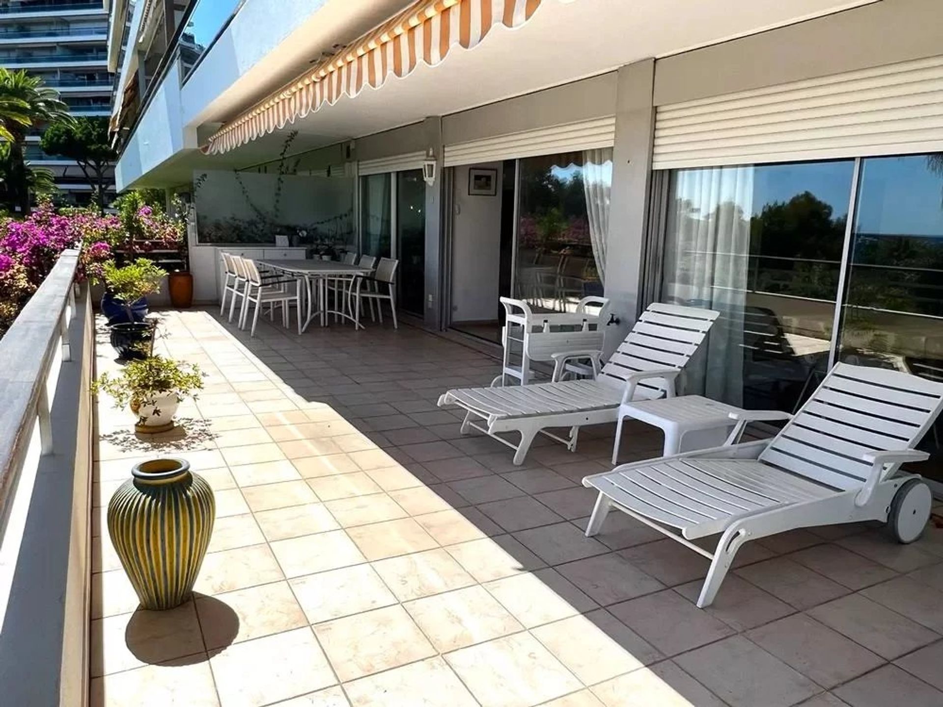 Osakehuoneisto sisään Golfe-Juan, Provence-Alpes-Cote d'Azur 12695611