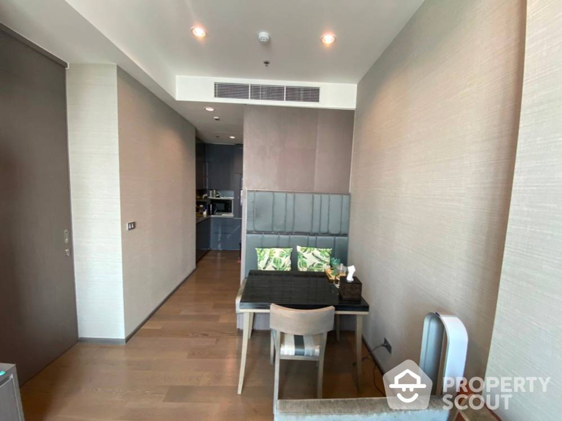 Condominium in Bang Rak, Krung Thep Maha Nakhon 12697028