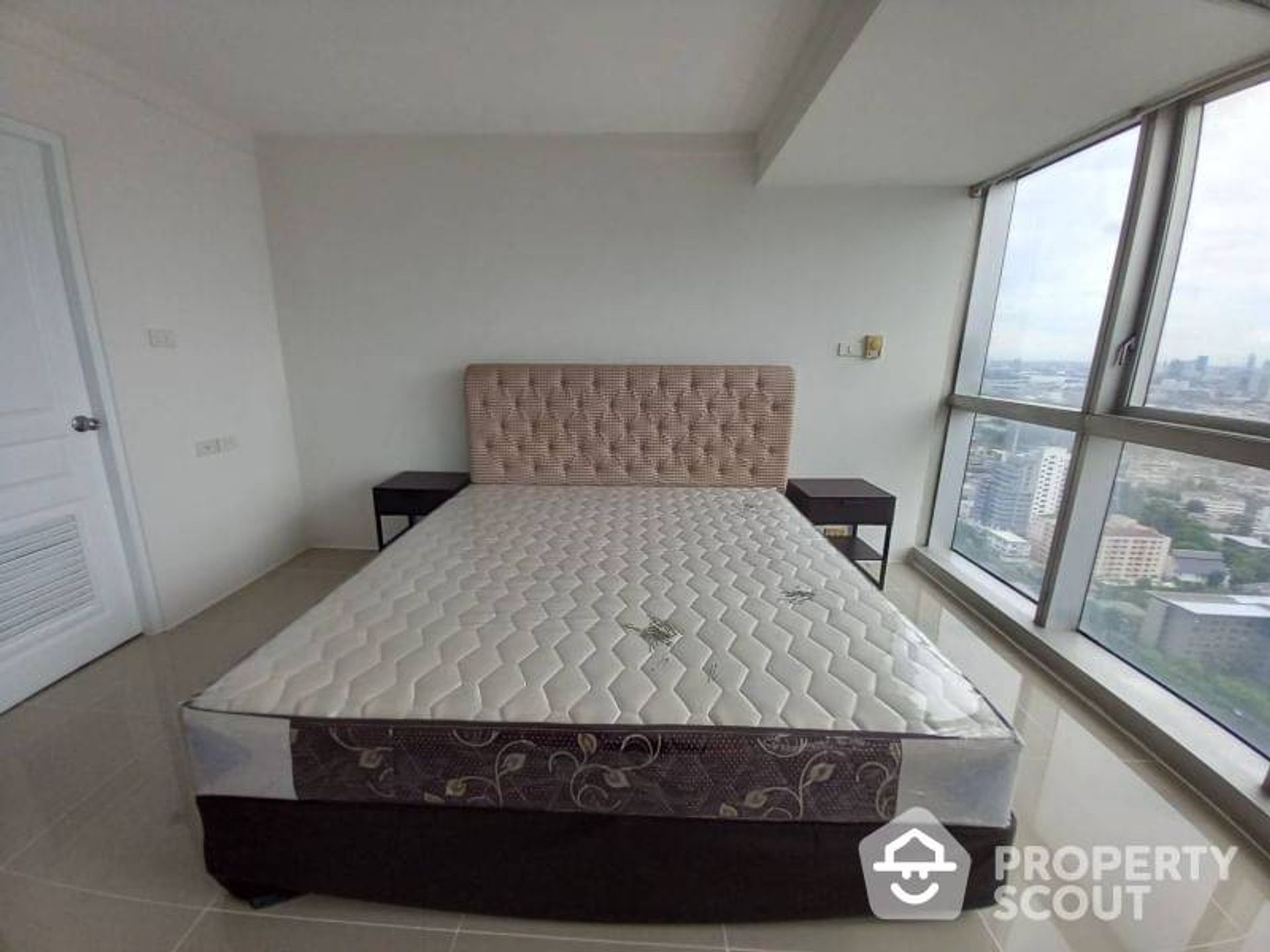 Condominium in Khlong Toei, Krung Thep Maha Nakhon 12713366