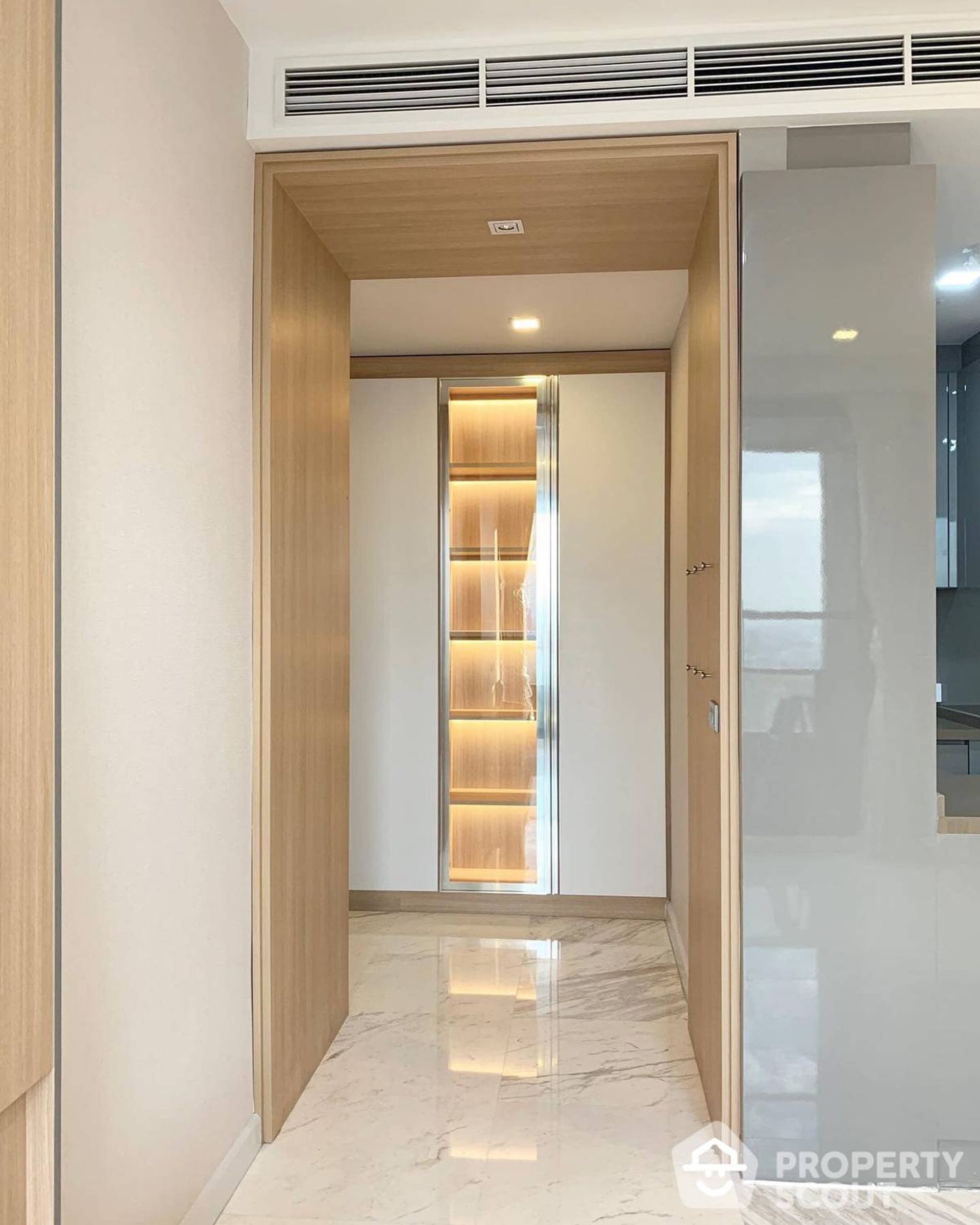 Condominium in Bang Rak, Krung Thep Maha Nakhon 12720370