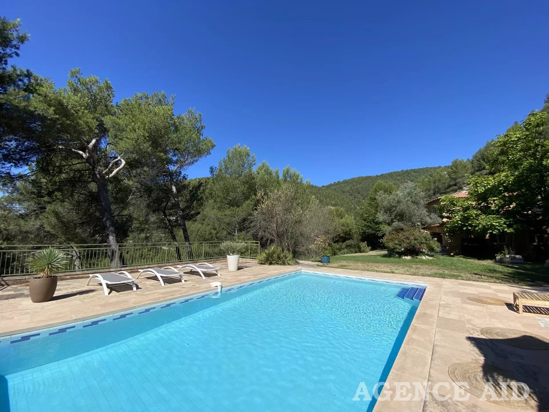 Huis in Cuges-les-Pins, Provence-Alpes-Côte d'Azur 12720641