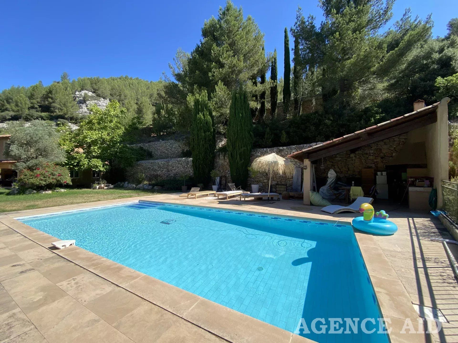 Huis in Cuges-les-Pins, Provence-Alpes-Côte d'Azur 12720641