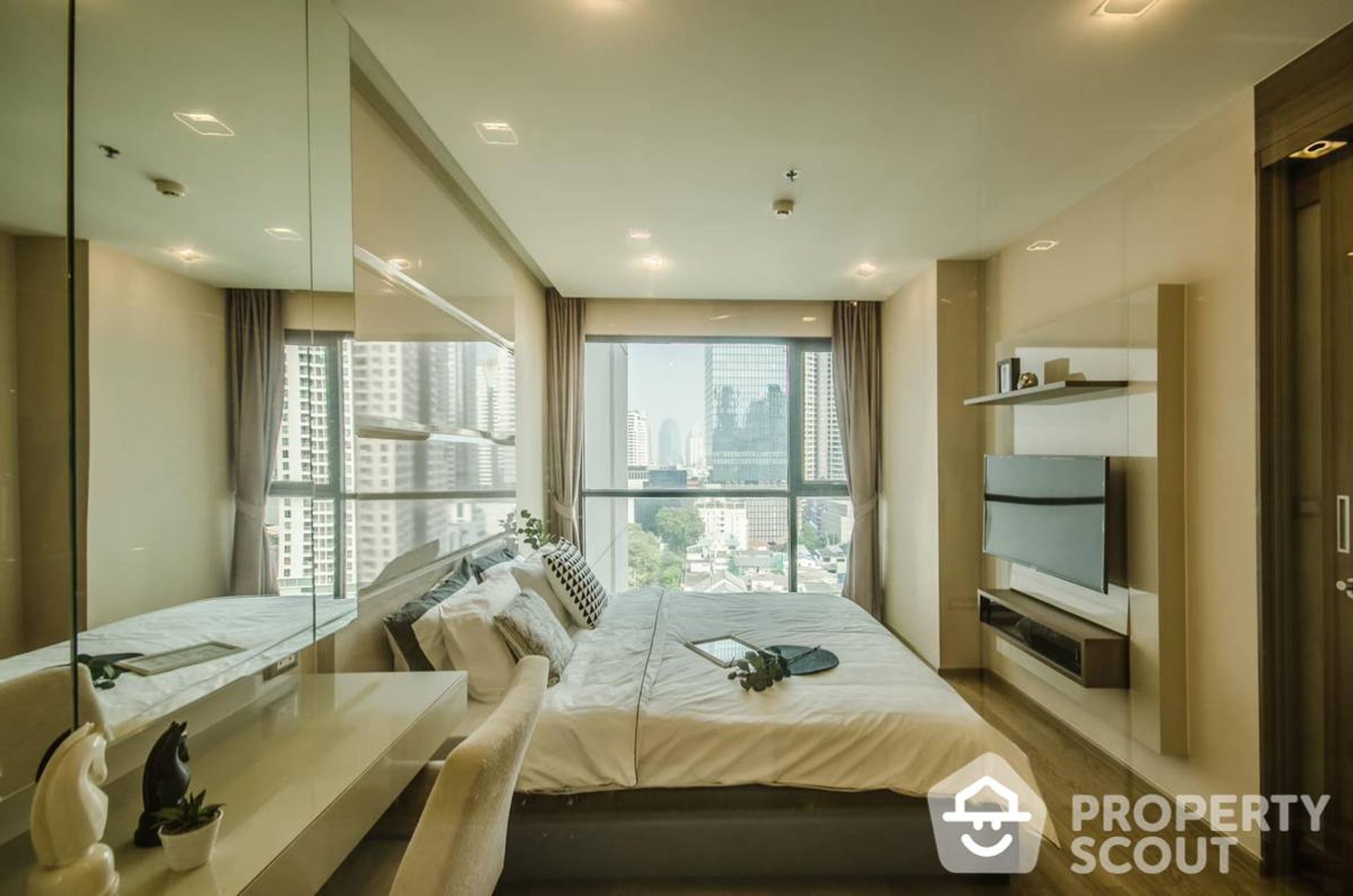 Condominium in Bang Rak, Krung Thep Maha Nakhon 12724348