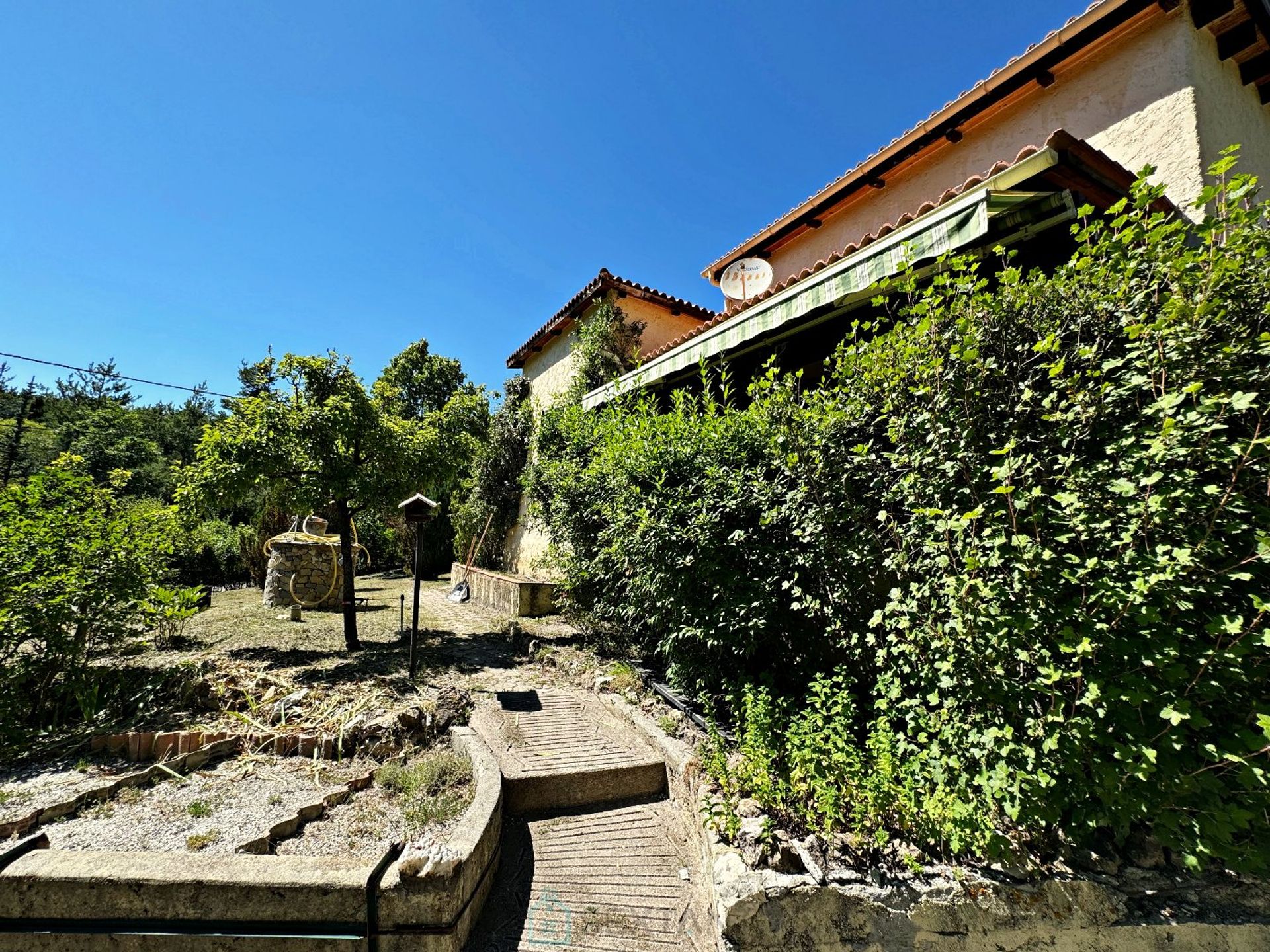 Kediaman dalam Lambruisse, Provence-Alpes-Côte d'Azur 12727503