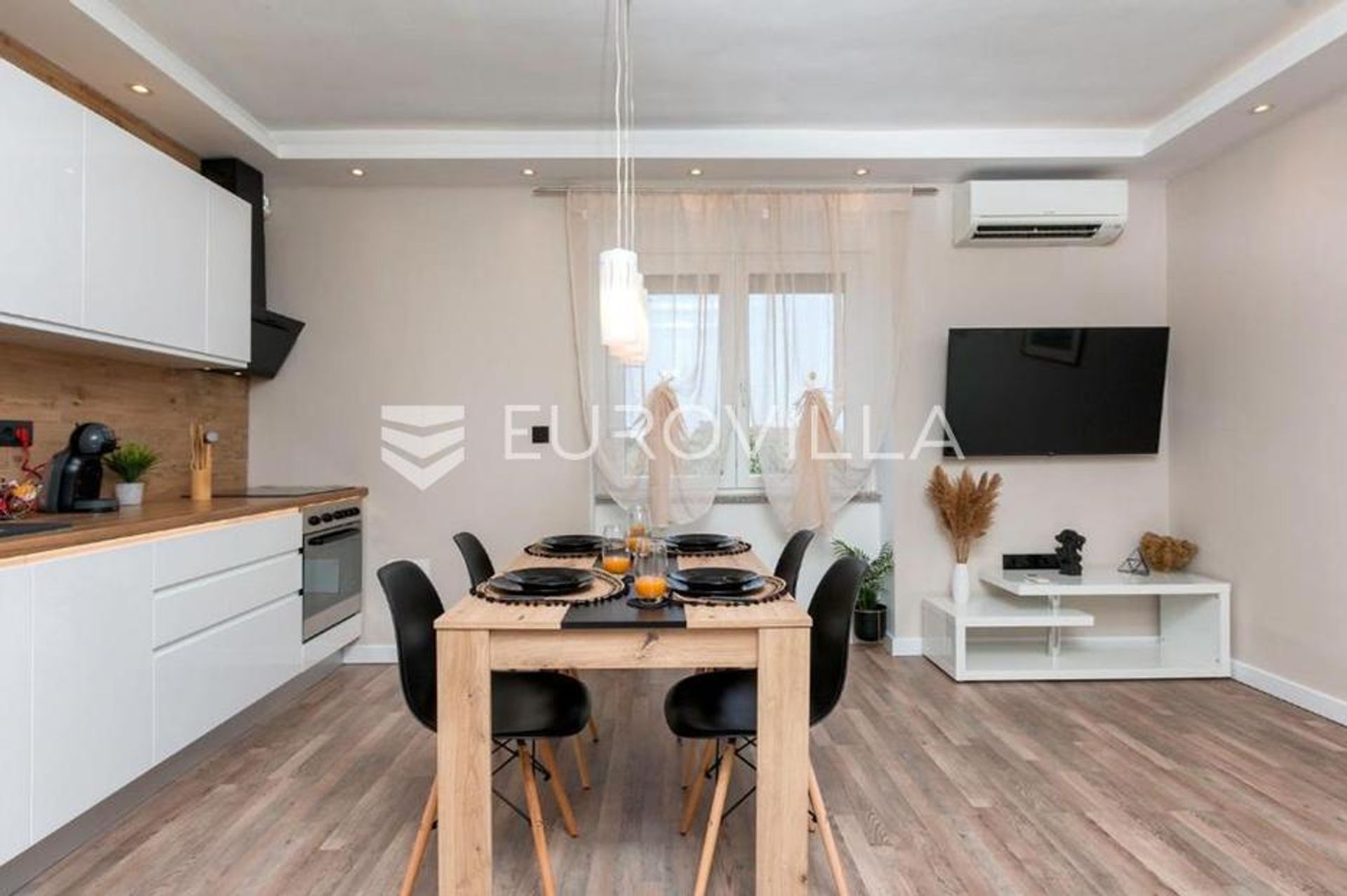 Condominium dans Pula, Istarska Zupanija 12728091