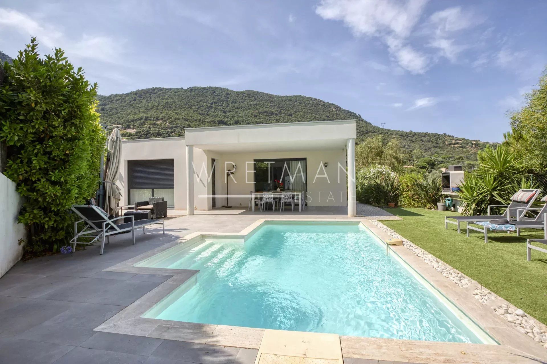 House in Cavalaire-sur-Mer, Provence-Alpes-Cote d'Azur 12728616