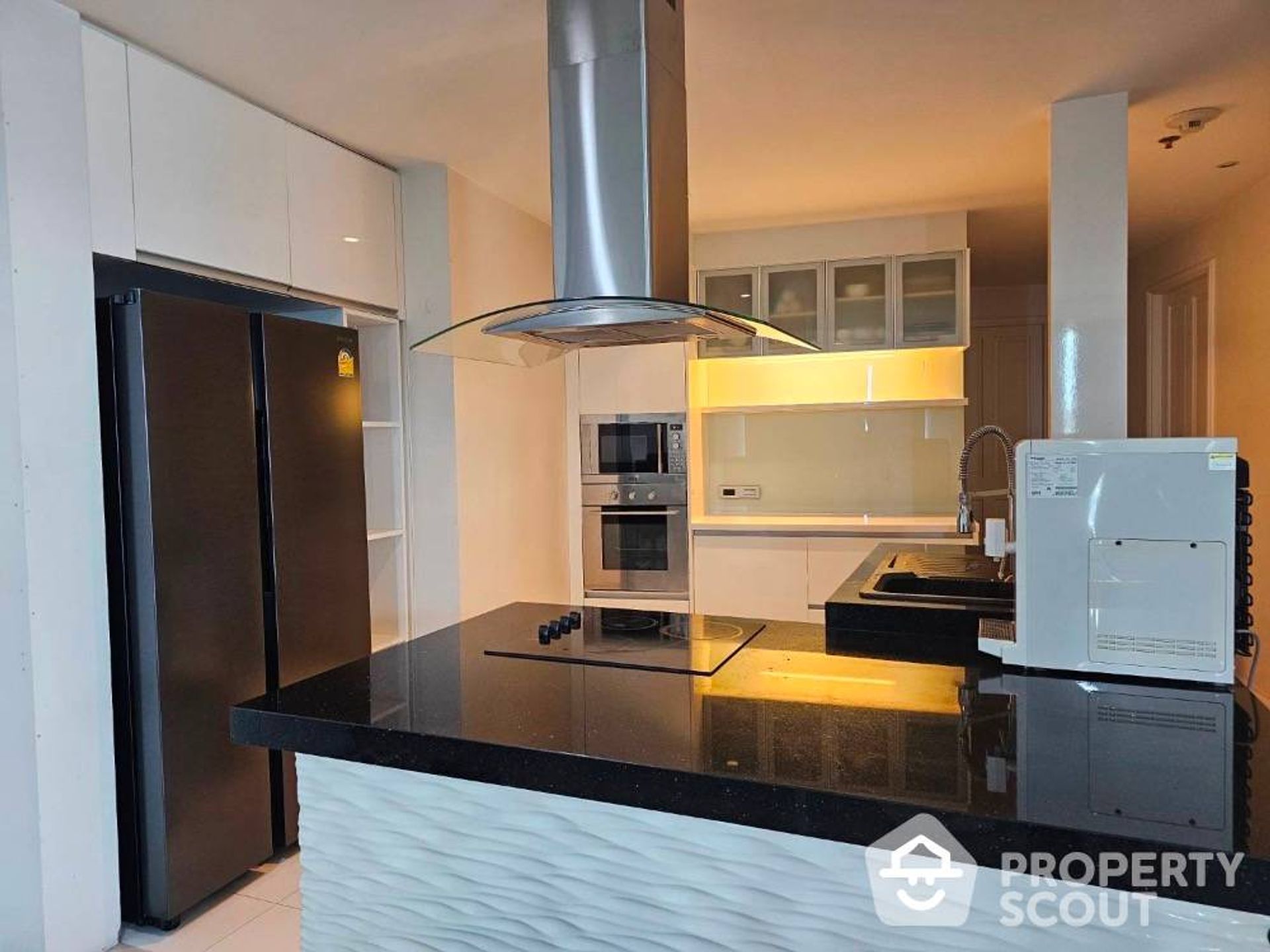 Condominium in Pathum Wan, Krung Thep Maha Nakhon 12729458