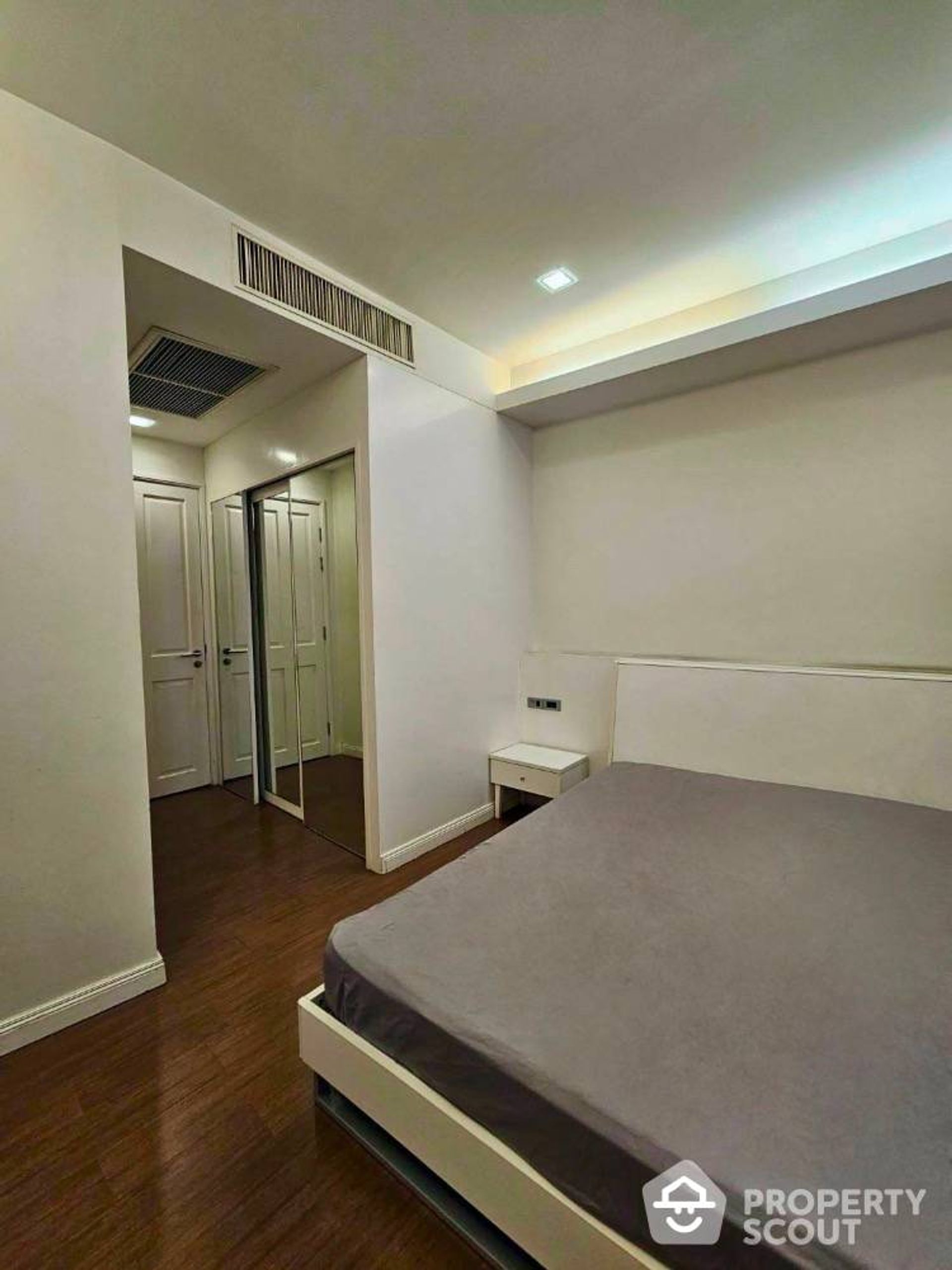 Condominium in Pathum Wan, Krung Thep Maha Nakhon 12729458