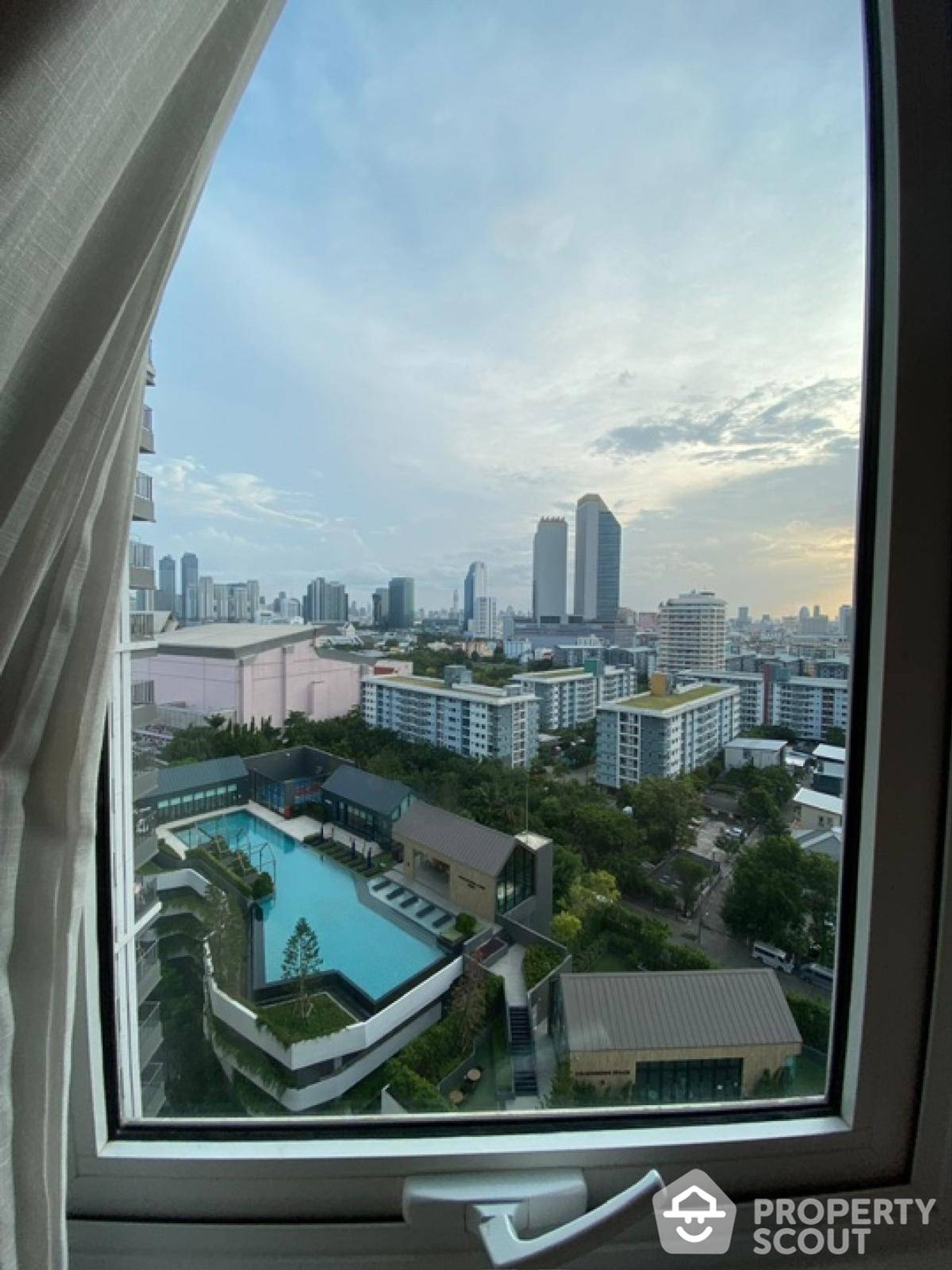 Condominium in Huai Khwang, Krung Thep Maha Nakhon 12729463