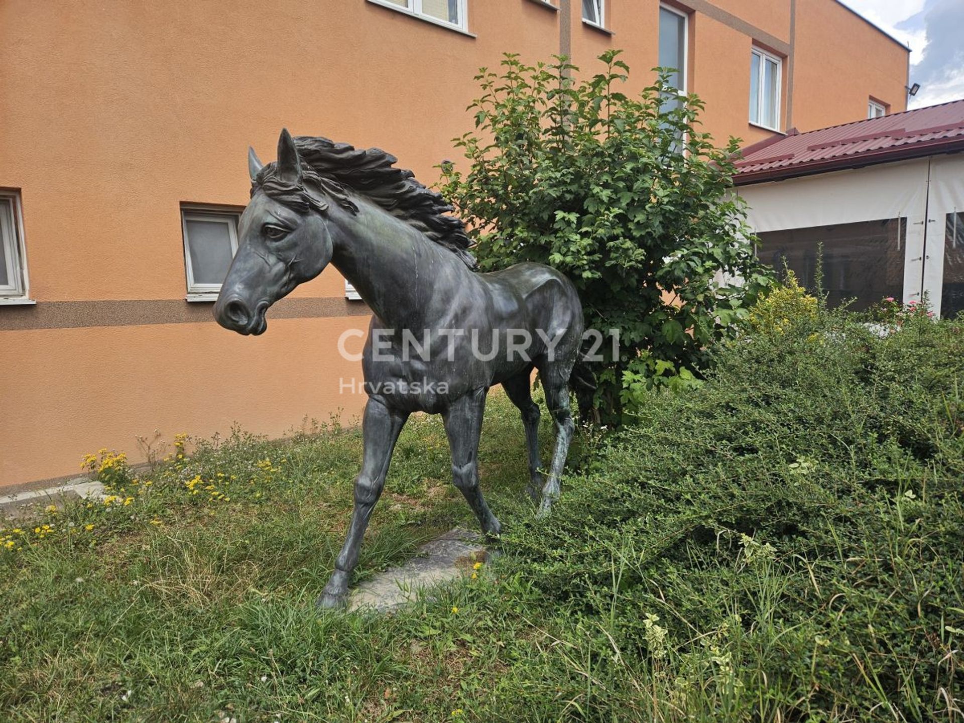 مكتب. مقر. مركز في Dugo Selo, Zagreb County 12730002