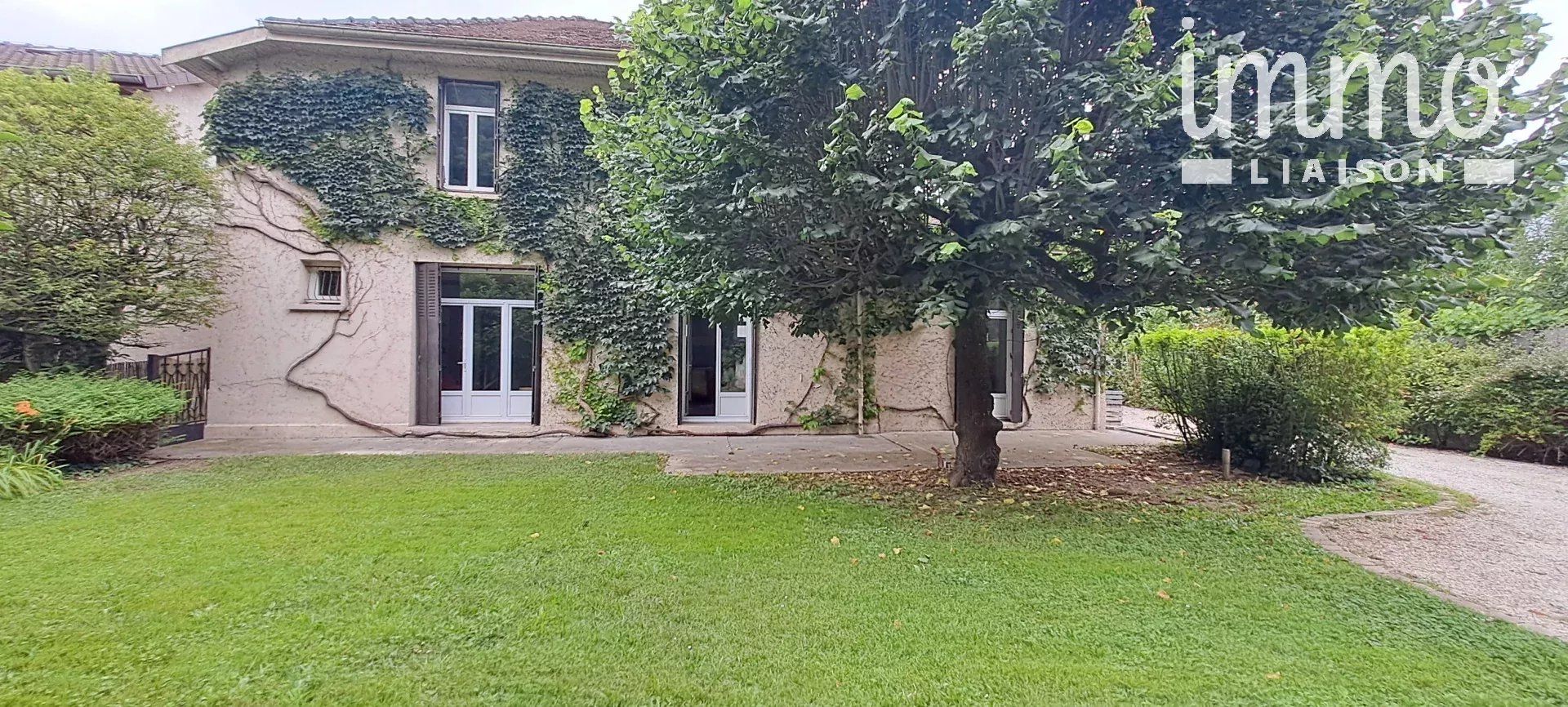 casa en La Tour-du-Pin, Auvergne-Rhone-Alpes 12734955