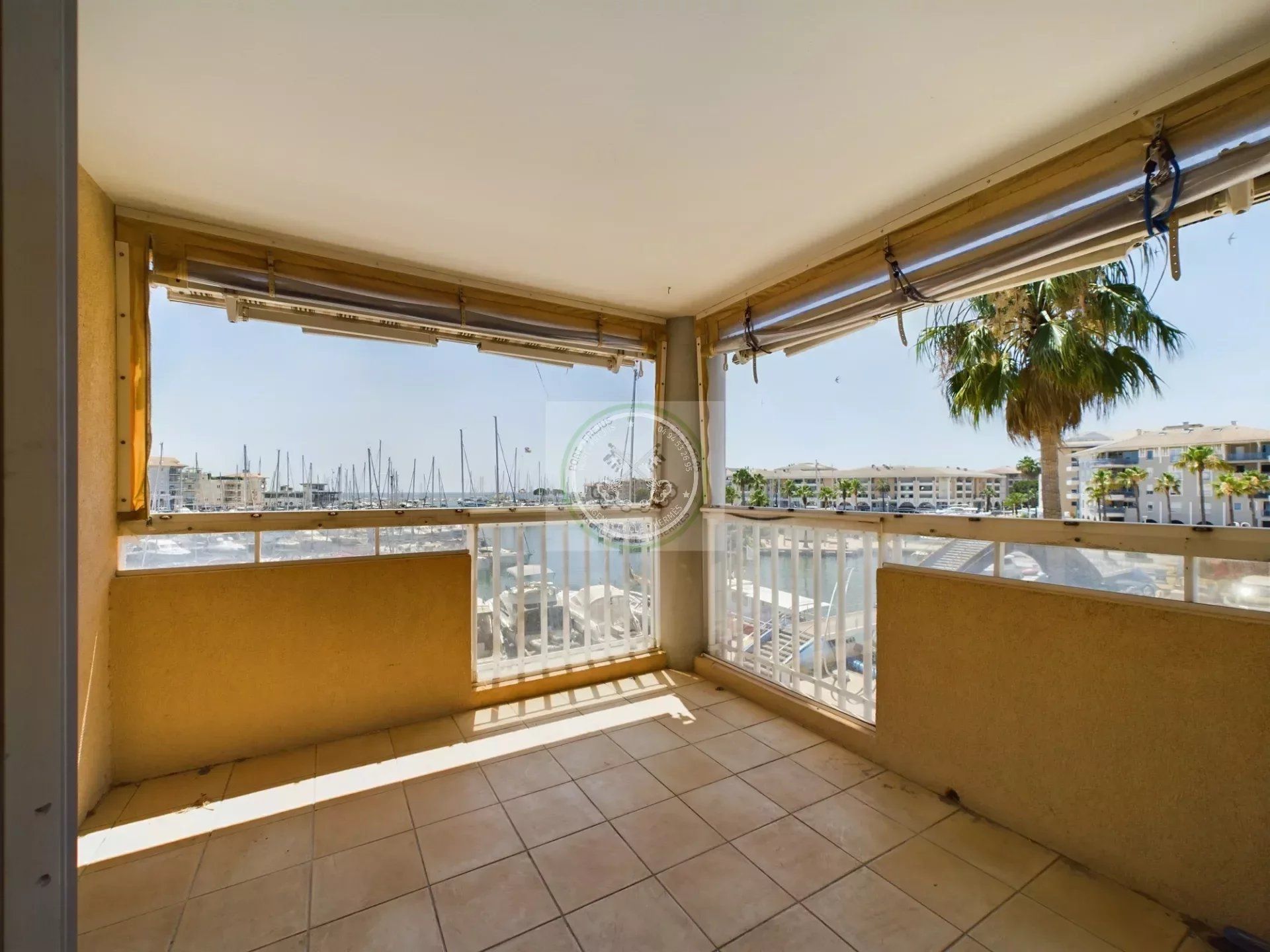 Condominio en Frejus, Provence-Alpes-Cote d'Azur 12735626