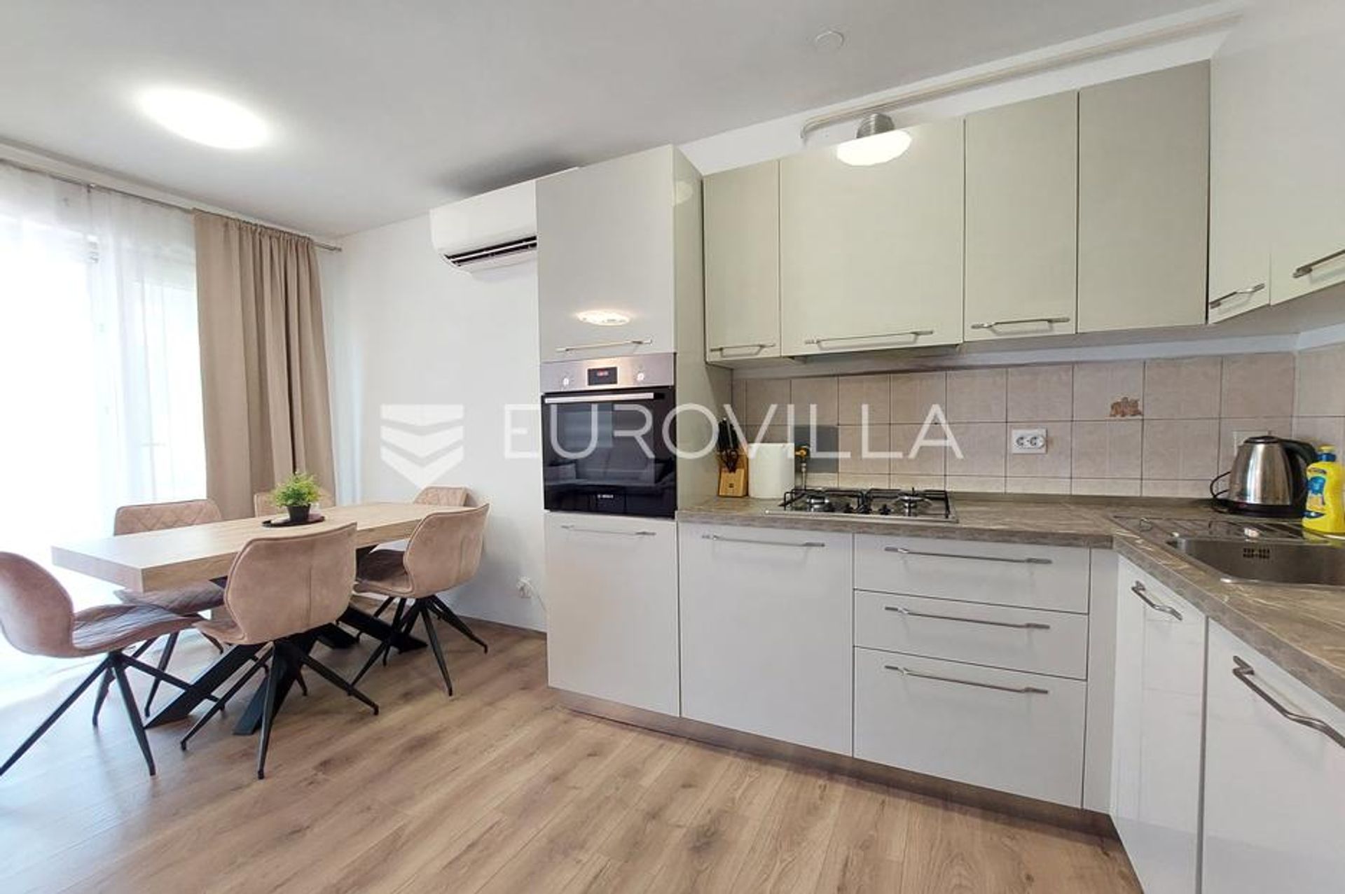 Condominio en Pula, Istarska županija 12736563