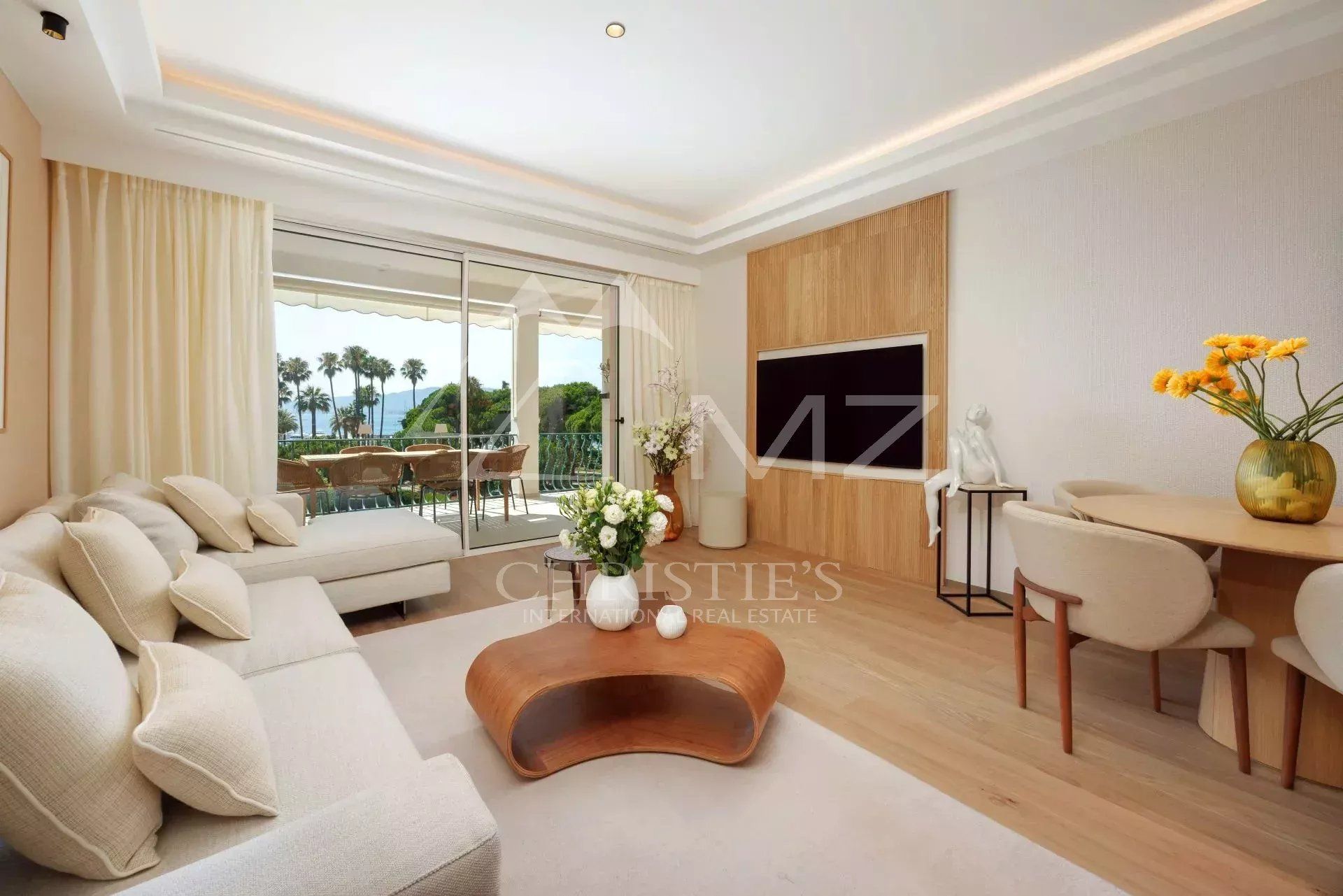 Condominium in Cannes, Provence-Alpes-Cote d'Azur 12743272