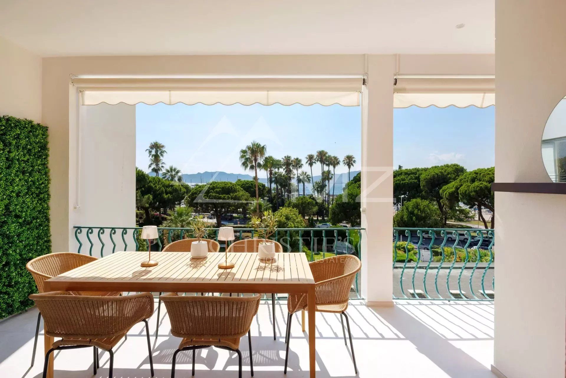 Condominium in Cannes, Provence-Alpes-Cote d'Azur 12743272