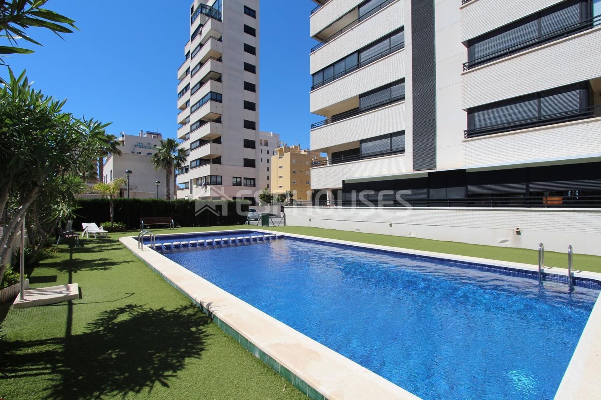 Condominio en Guardamar del Segura, Comunidad Valenciana 12752913