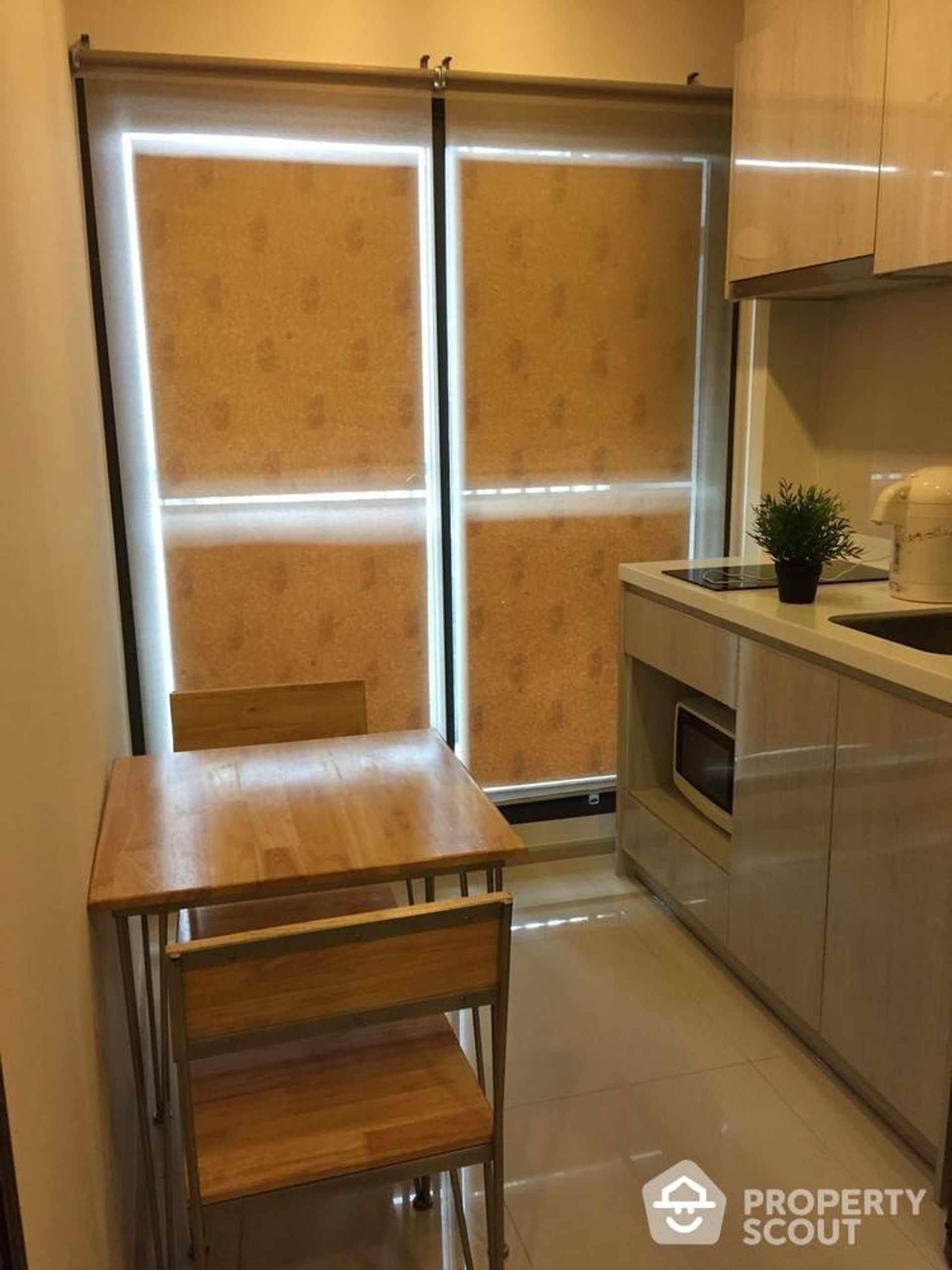 Condominium in Phra Khanong, Krung Thep Maha Nakhon 12759555