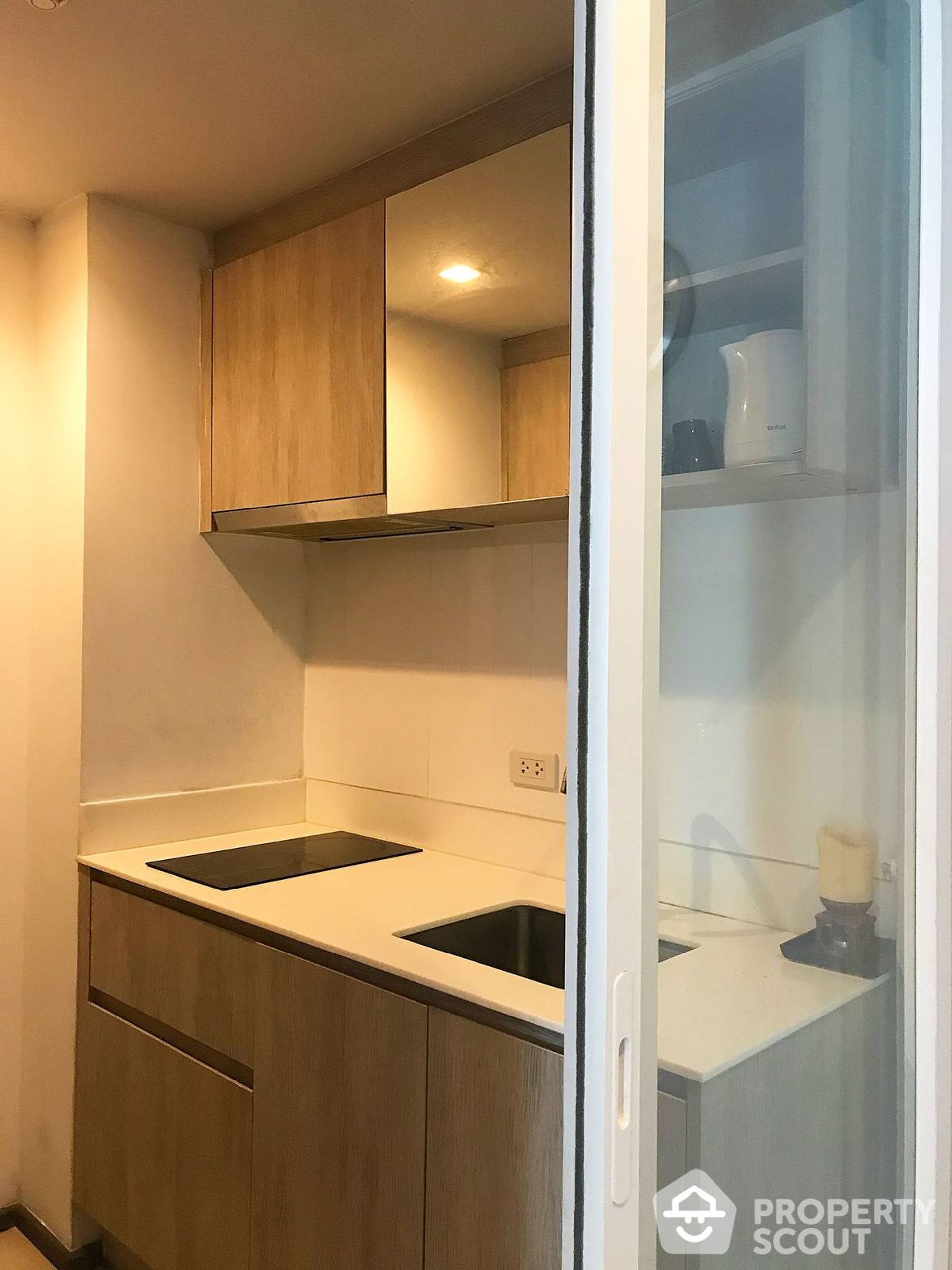 Condominium in Phra Khanong, Krung Thep Maha Nakhon 12761182