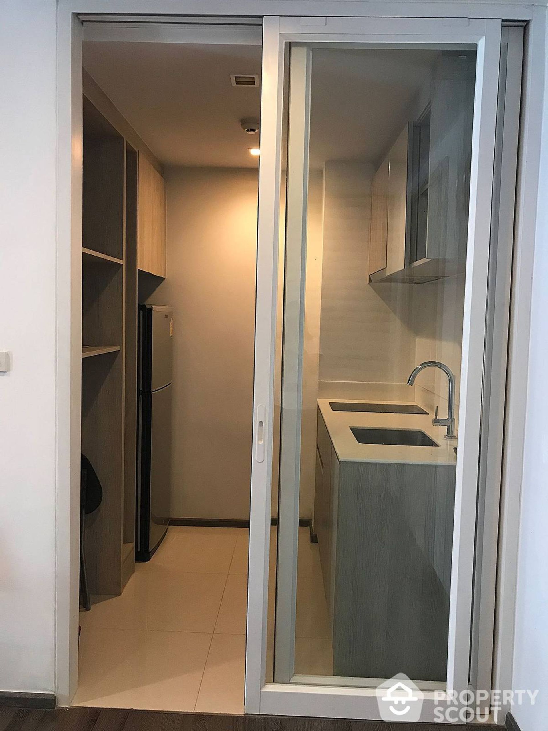 Condominium in Phra Khanong, Krung Thep Maha Nakhon 12761182