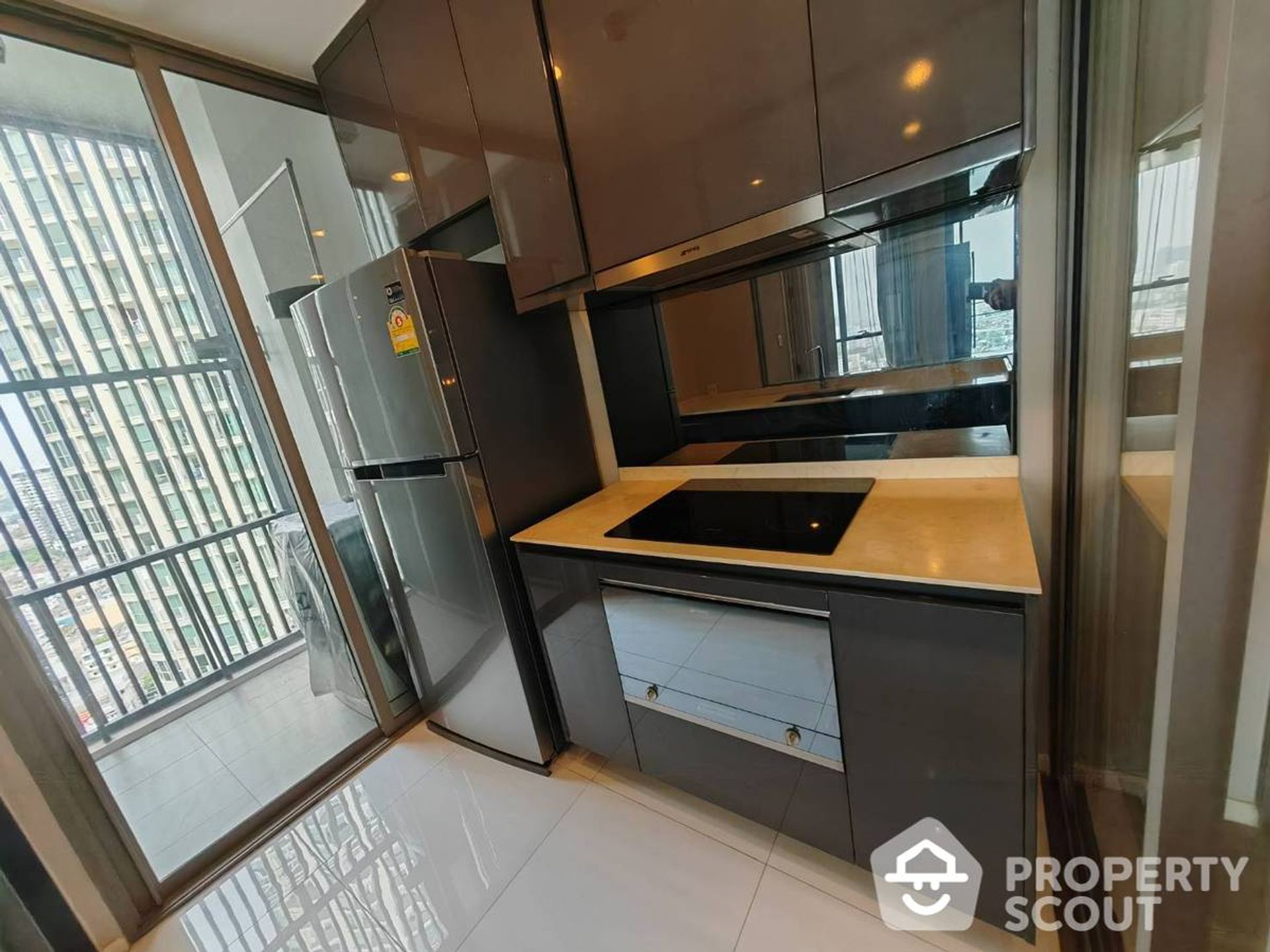 Condominium in Phra Khanong, Krung Thep Maha Nakhon 12761194