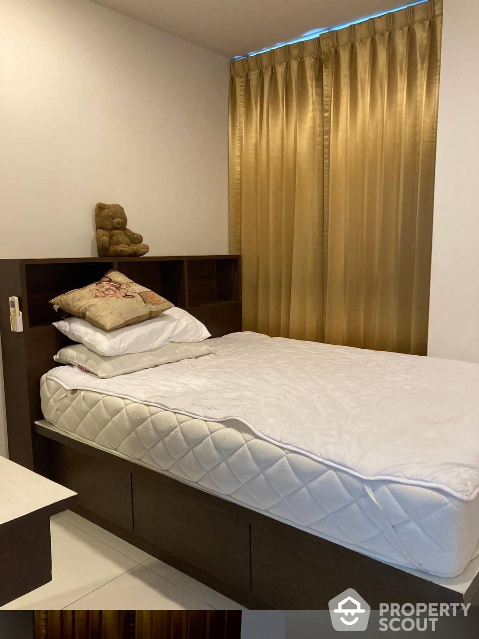 Condominium in Phra Khanong, Krung Thep Maha Nakhon 12761213