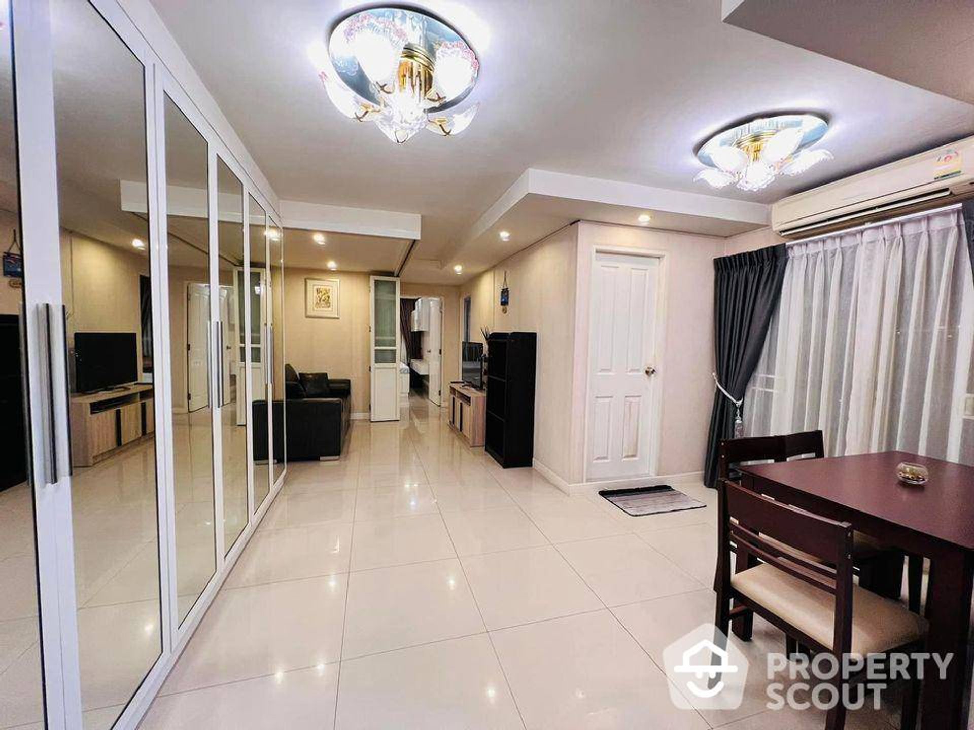 Condominium in Phra Khanong, Krung Thep Maha Nakhon 12761221