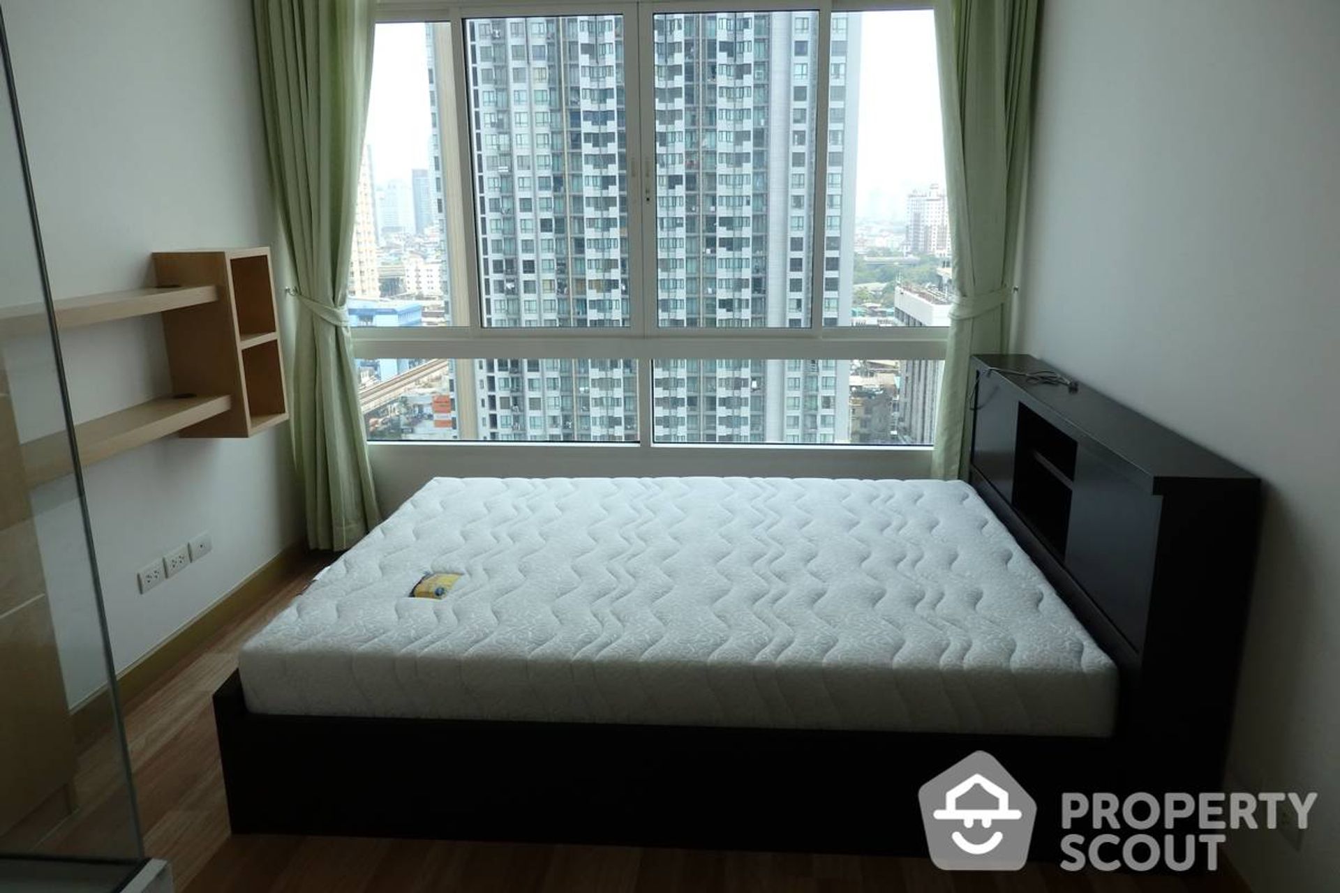 Condominium in Phra Khanong, Krung Thep Maha Nakhon 12761324