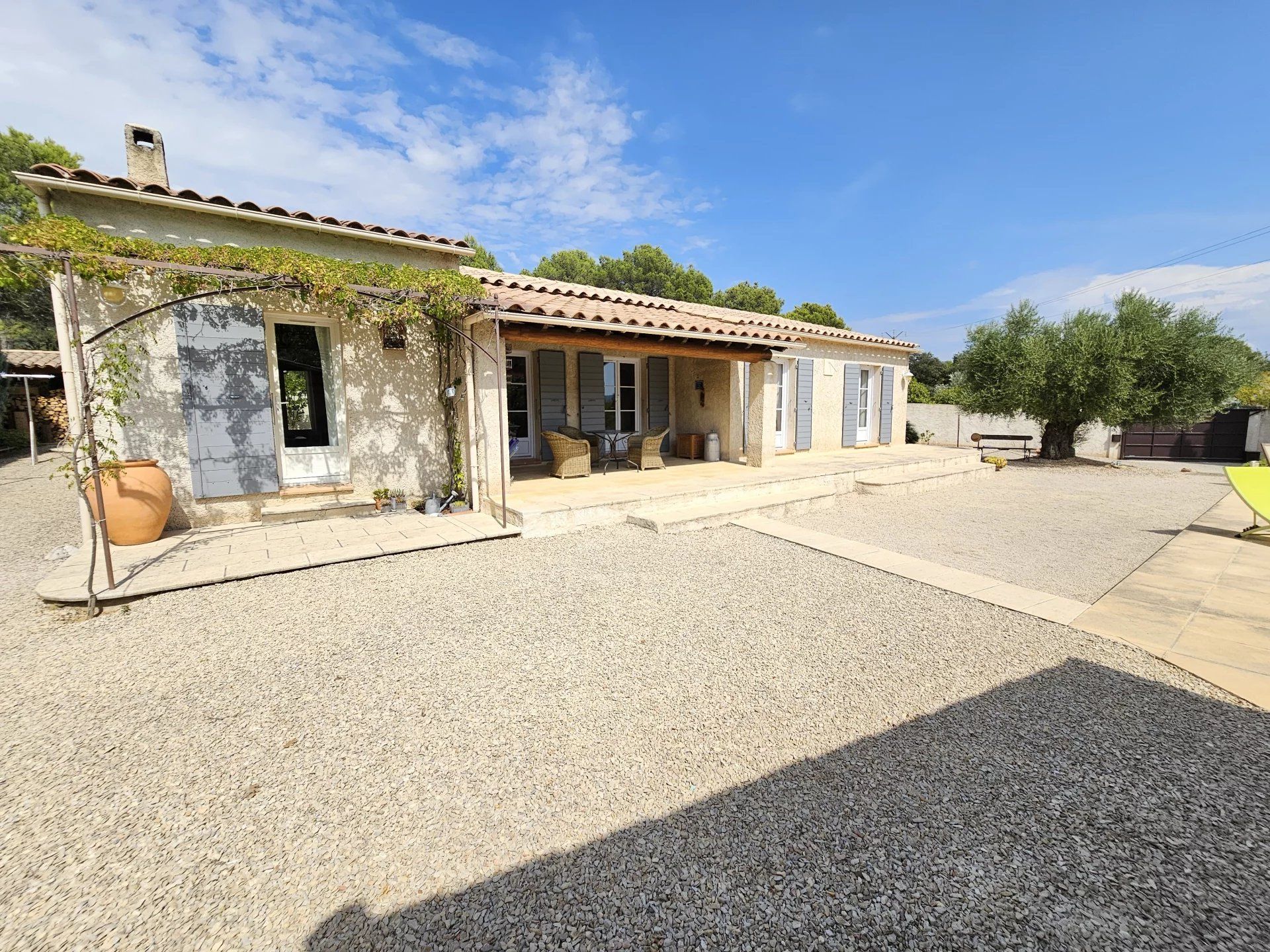 بيت في Puget, Provence-Alpes-Cote d'Azur 12762047