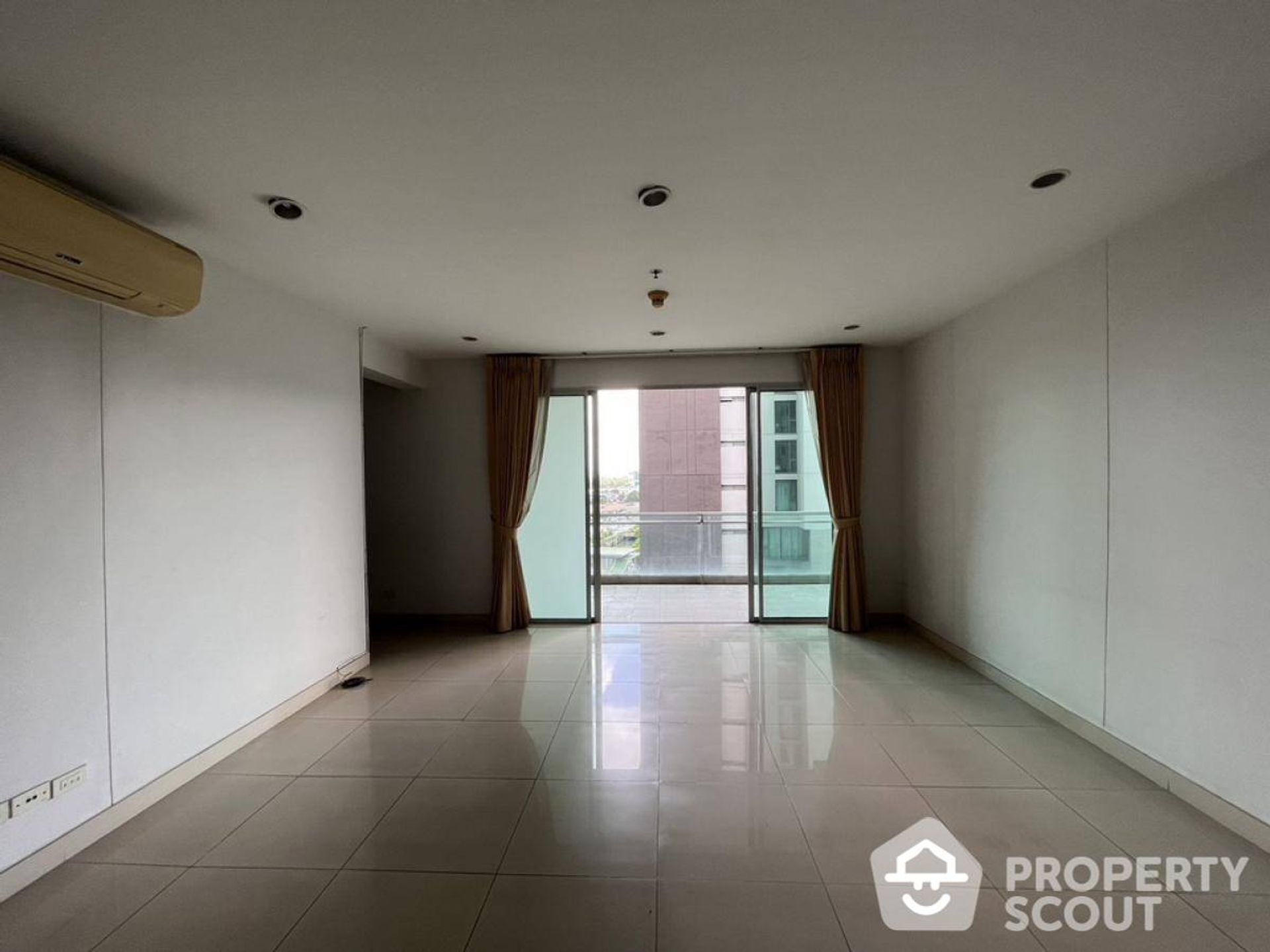 Condominium in Yan Nawa, Krung Thep Maha Nakhon 12770200