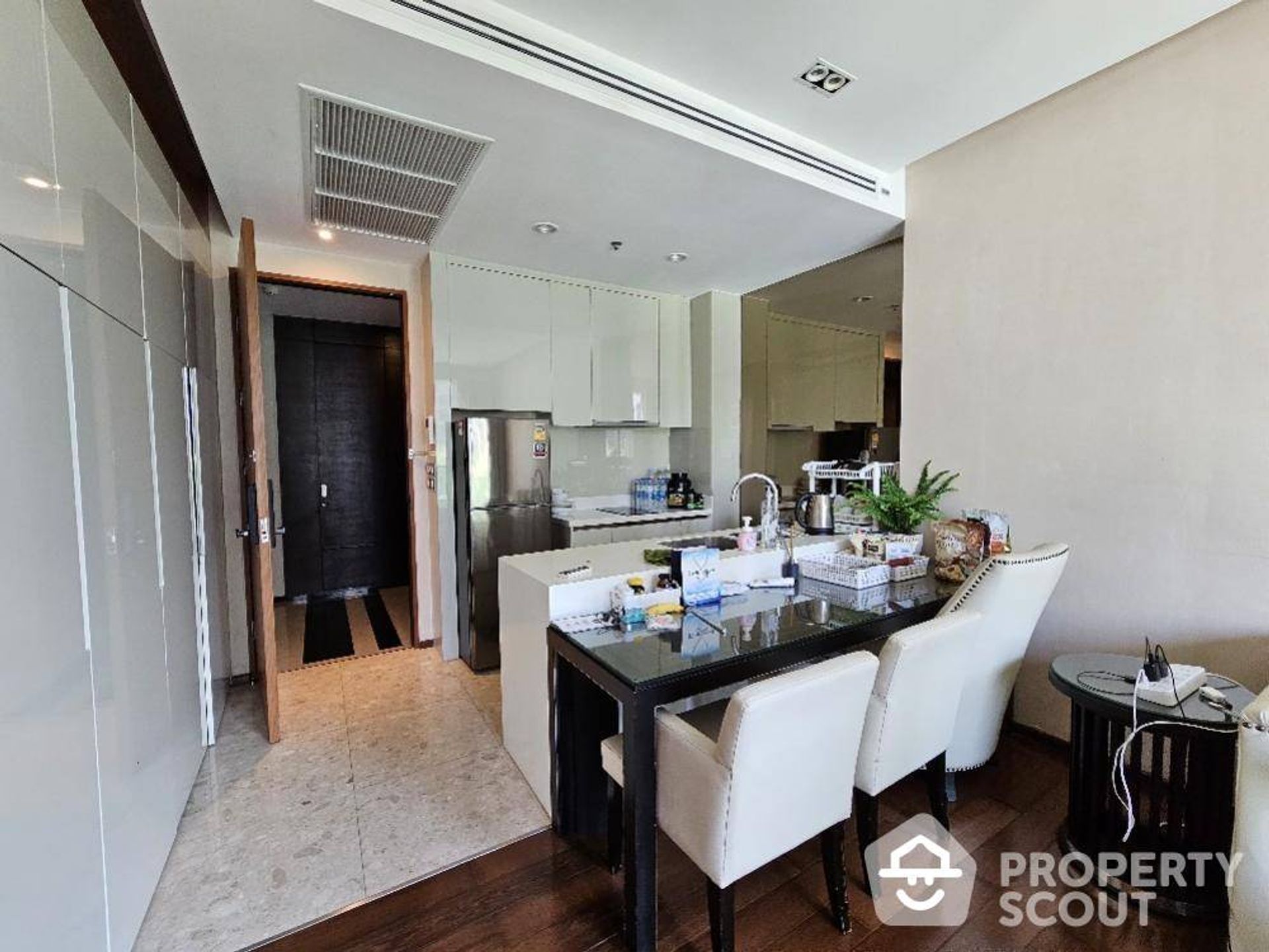 Condominium in Khlong Toei, Krung Thep Maha Nakhon 12770230