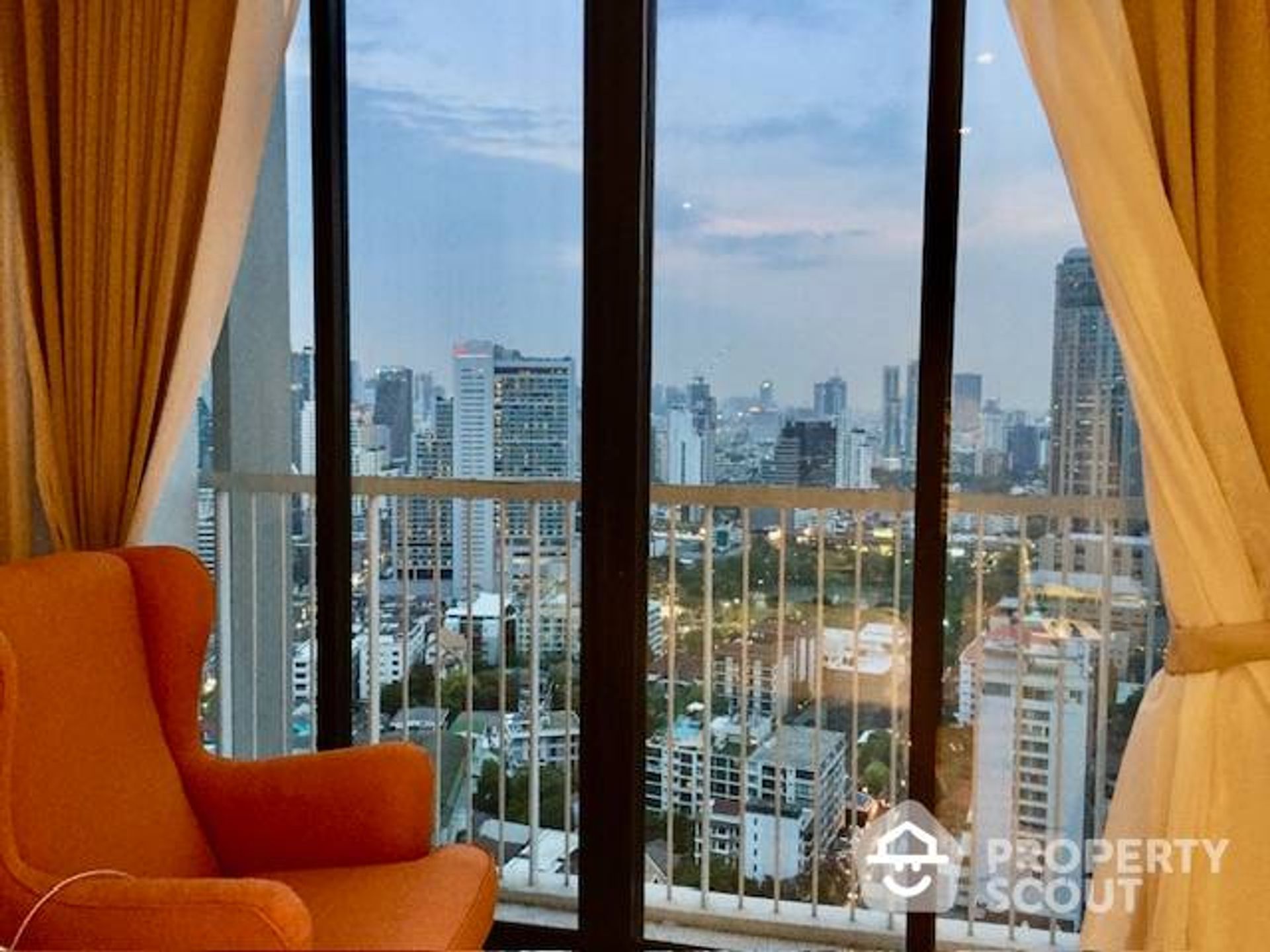 Condominium in Khlong Toei, Krung Thep Maha Nakhon 12770292