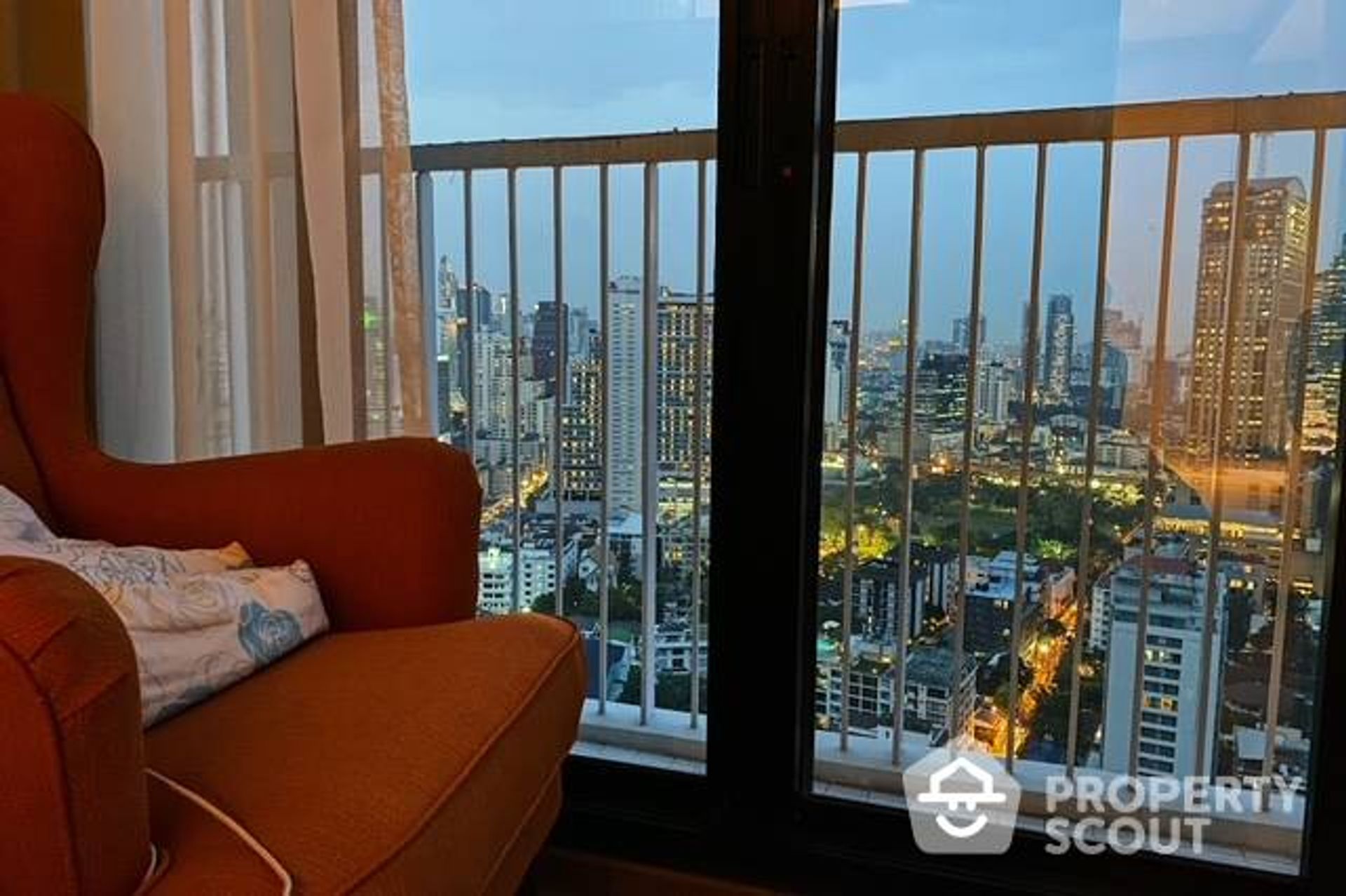 Condominium in Khlong Toei, Krung Thep Maha Nakhon 12770292