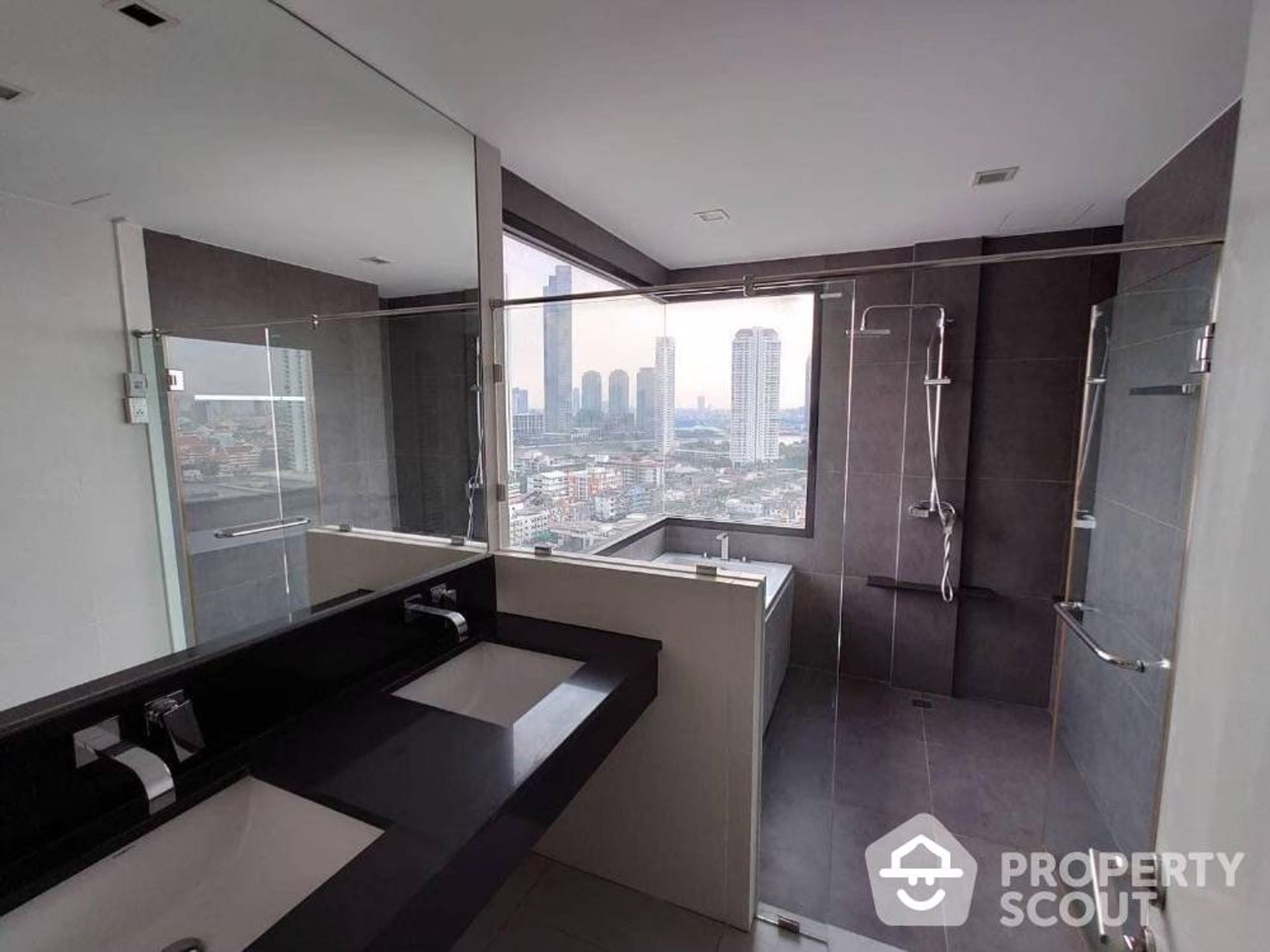 Condominium in Godown, Krung Thep Maha Nakhon 12770314