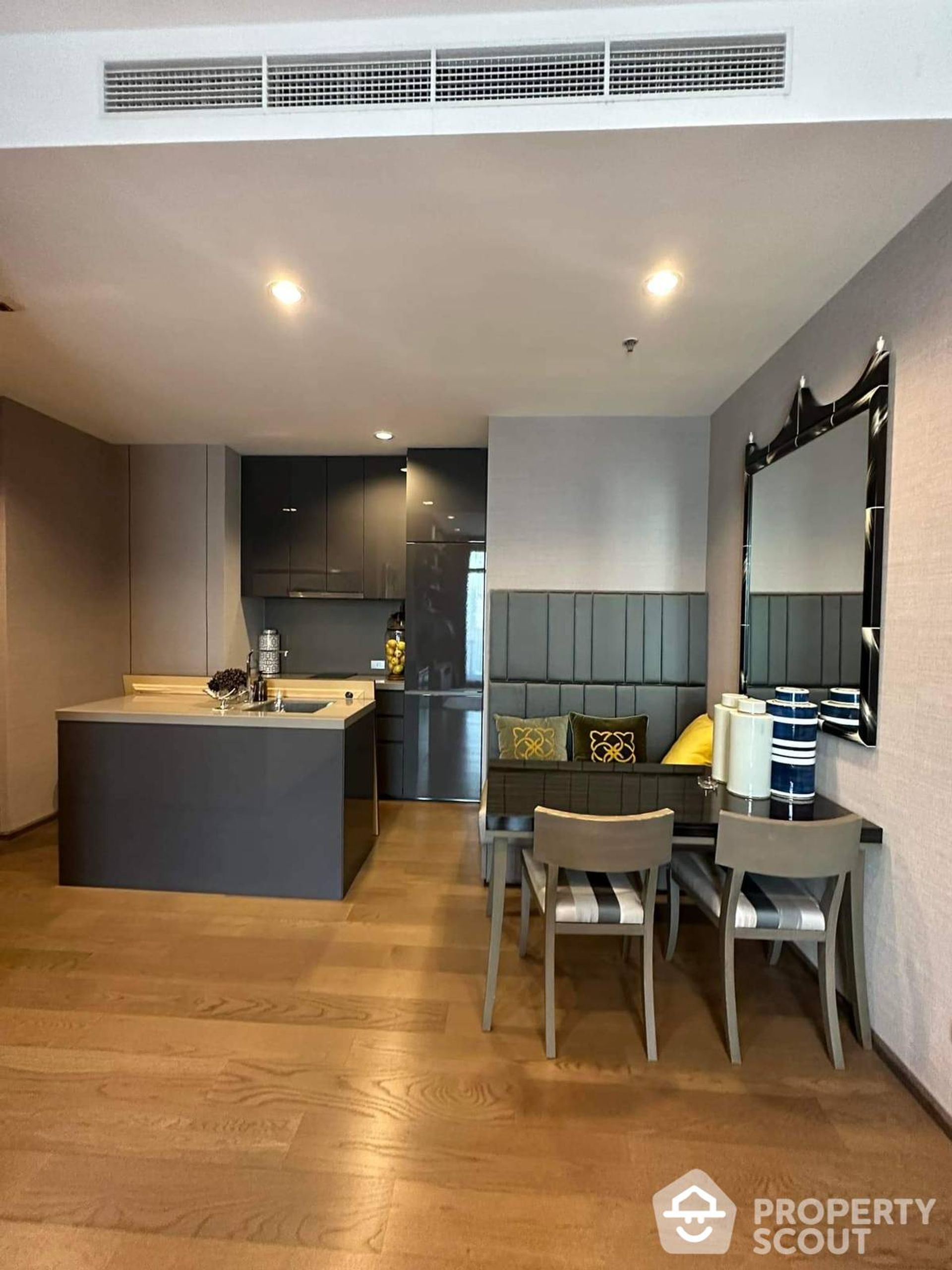 Condominium in Bang Rak, Krung Thep Maha Nakhon 12770423