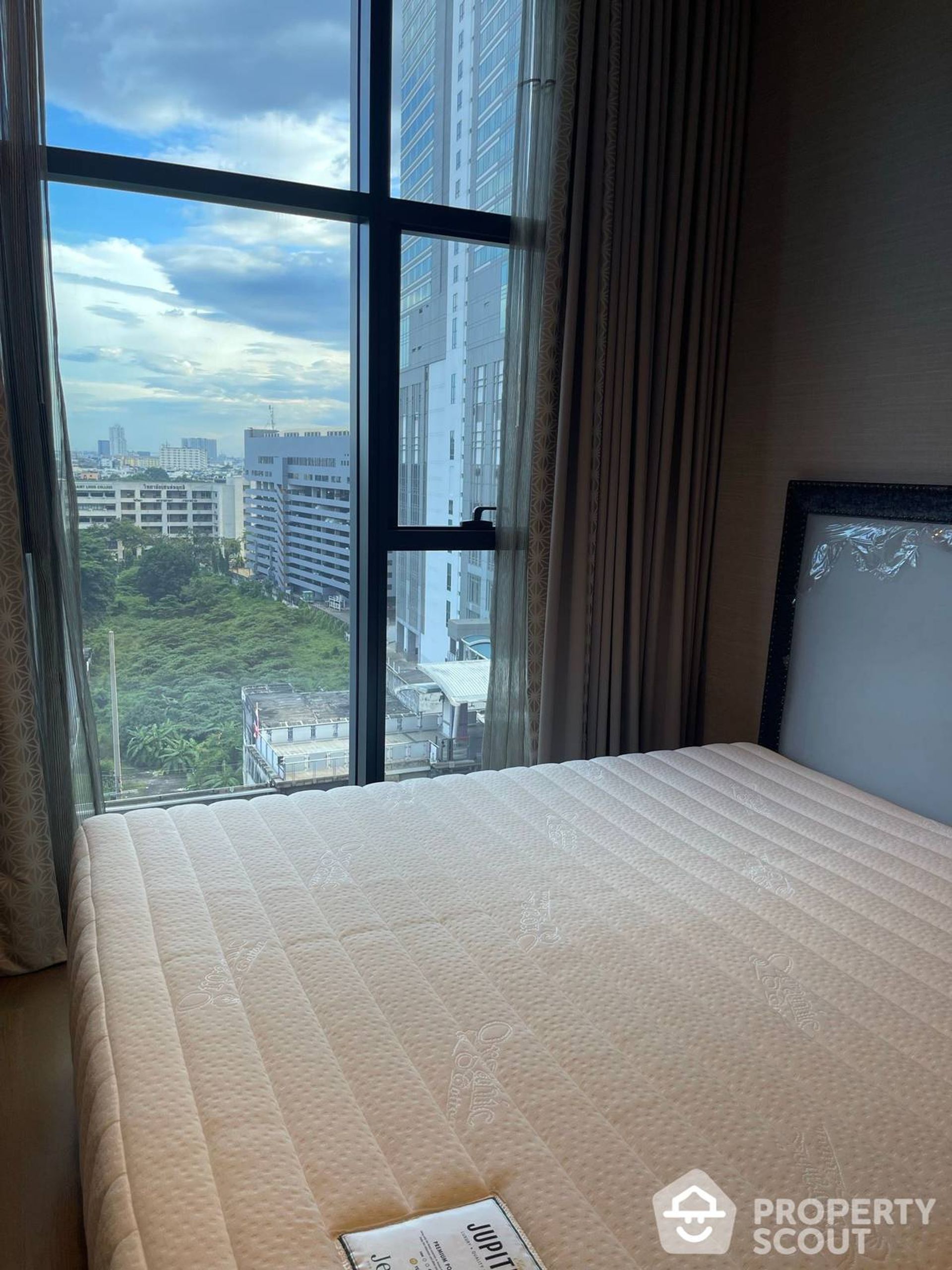 Condominium in Bang Rak, Krung Thep Maha Nakhon 12770427