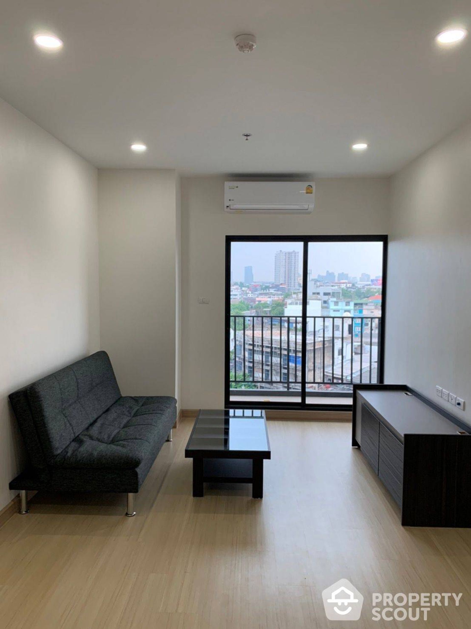 Condominium in Thon Buri, Krung Thep Maha Nakhon 12771242