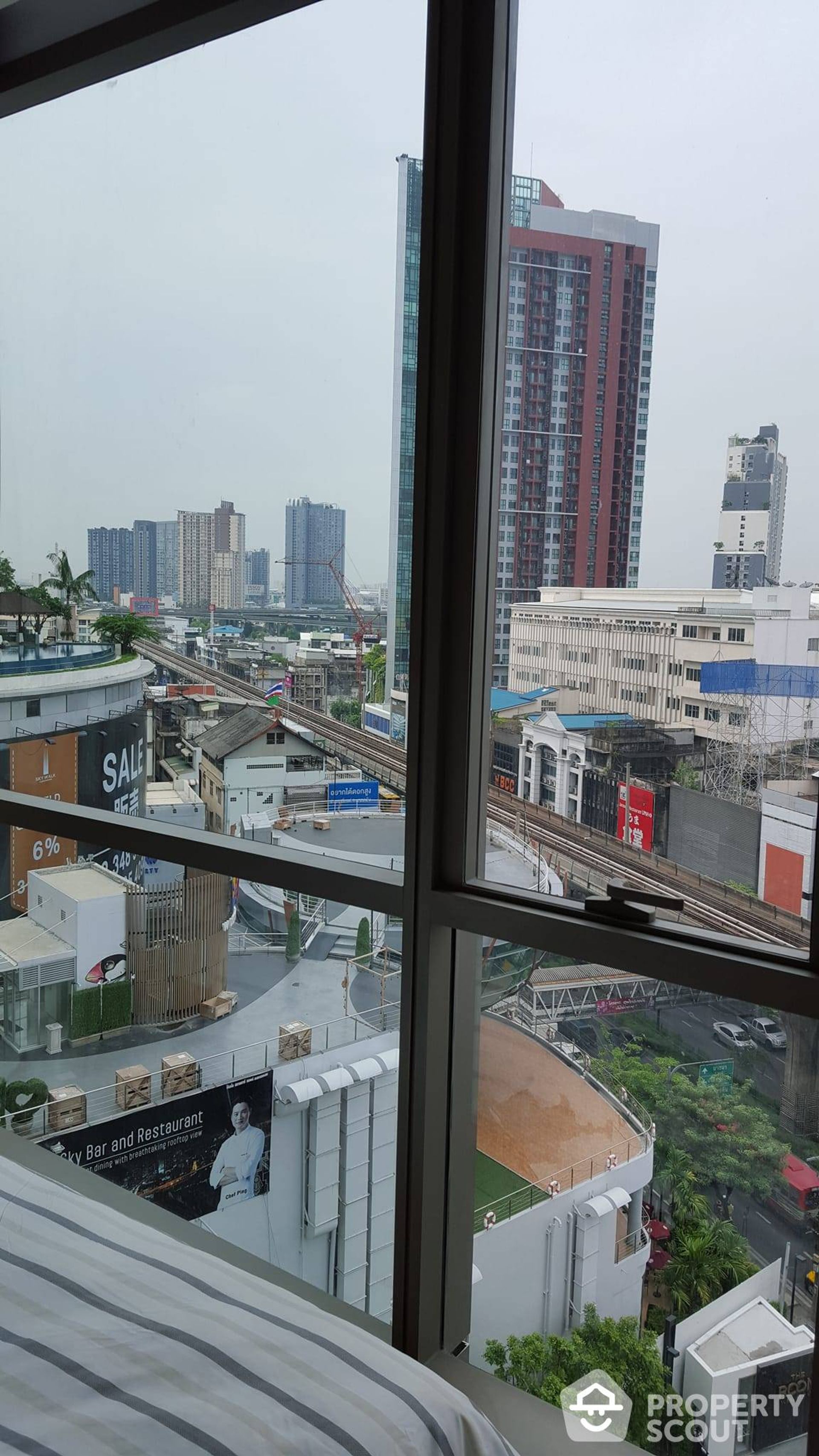 Condominium in Phra Khanong, Krung Thep Maha Nakhon 12771401