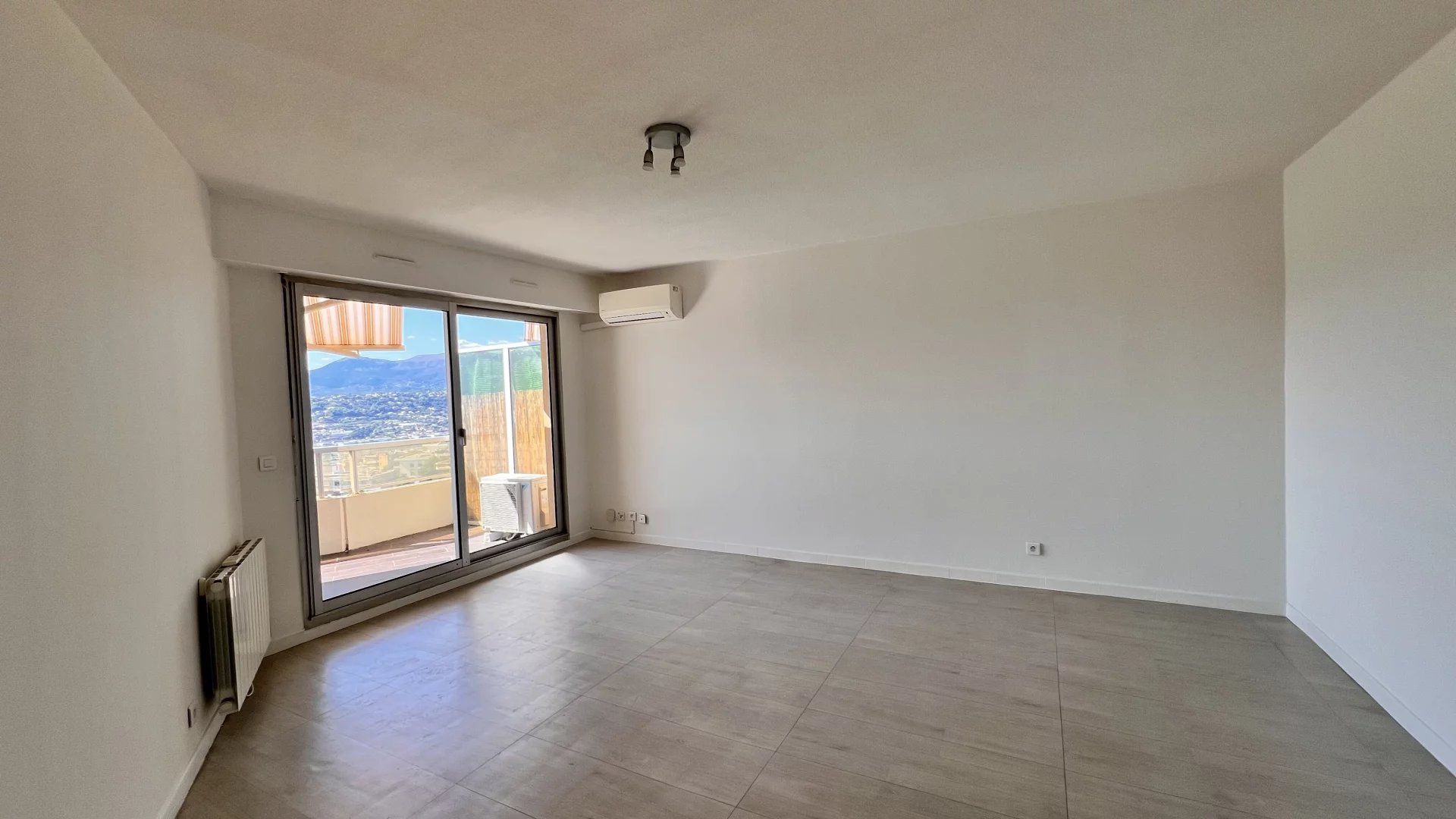 Condominium dans Nice, Alpes-Maritimes 12772316