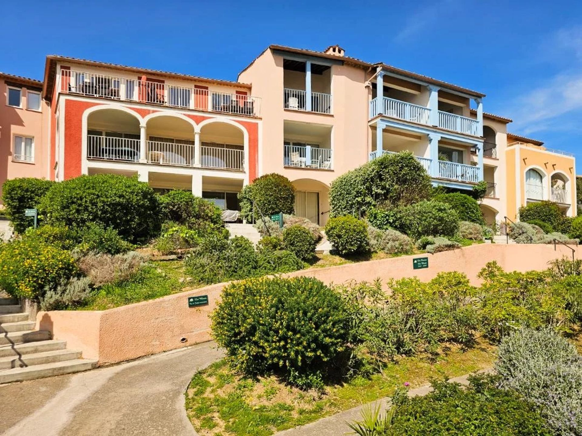 Condominio en Grimaud, Var 12772468