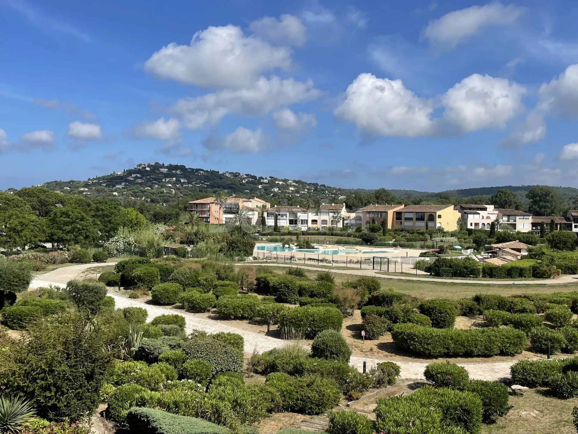 Condomínio no Gassin, Provence-Alpes-Cote d'Azur 12772641