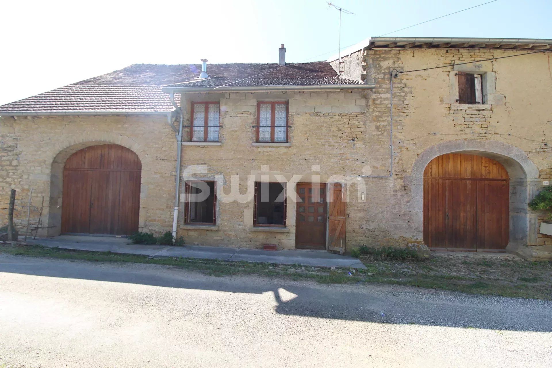 rumah dalam Lons-le-Saunier, Bourgogne-Franche-Comte 12772892