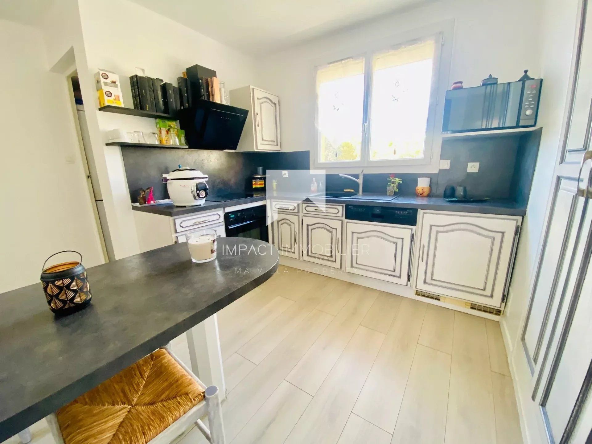 Condominium in Hyères, Provence-Alpes-Côte d'Azur 12773808