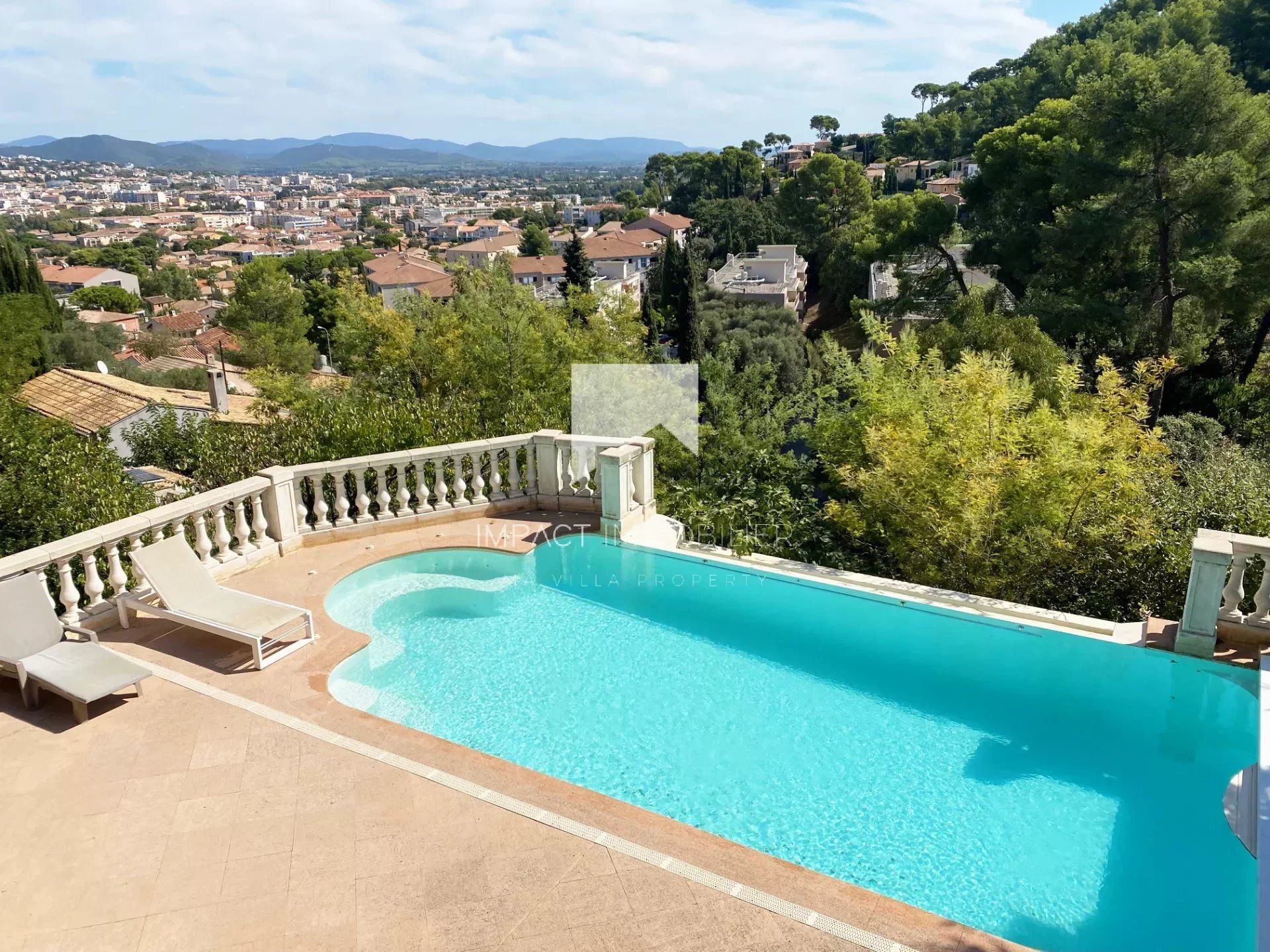 Talo sisään Hyeres, Provence-Alpes-Cote d'Azur 12773809