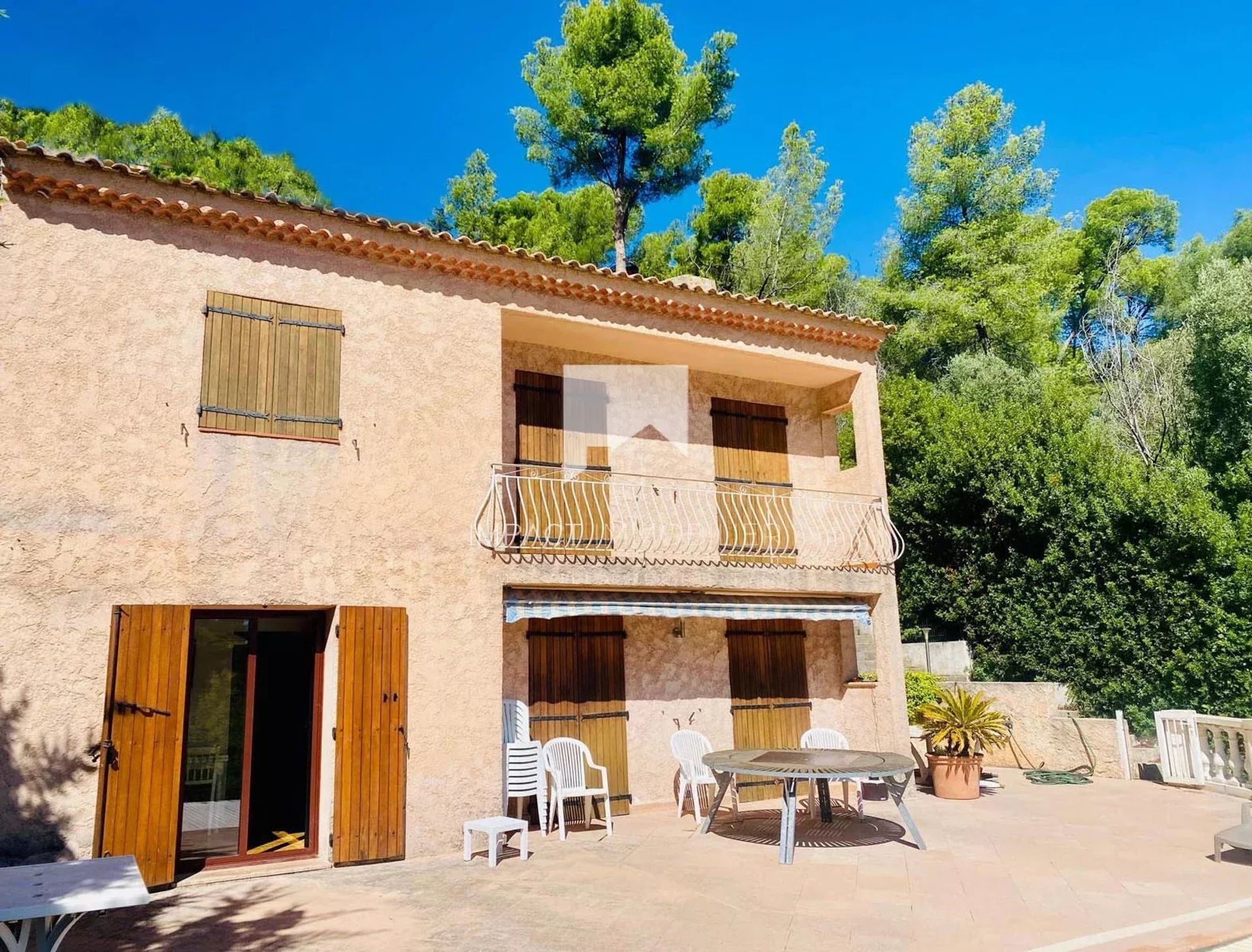 Talo sisään Hyeres, Provence-Alpes-Cote d'Azur 12773809