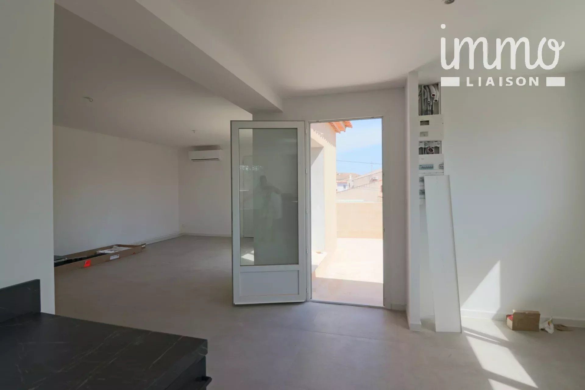 Condominium in Sanary-sur-Mer, Provence-Alpes-Cote d'Azur 12775258