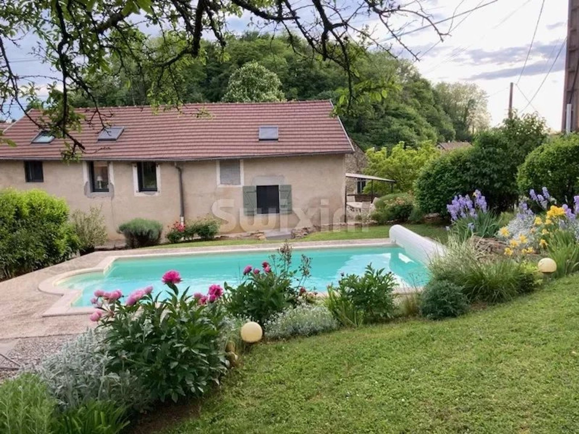 Huis in Poligny, Bourgogne-Franche-Comte 12780268